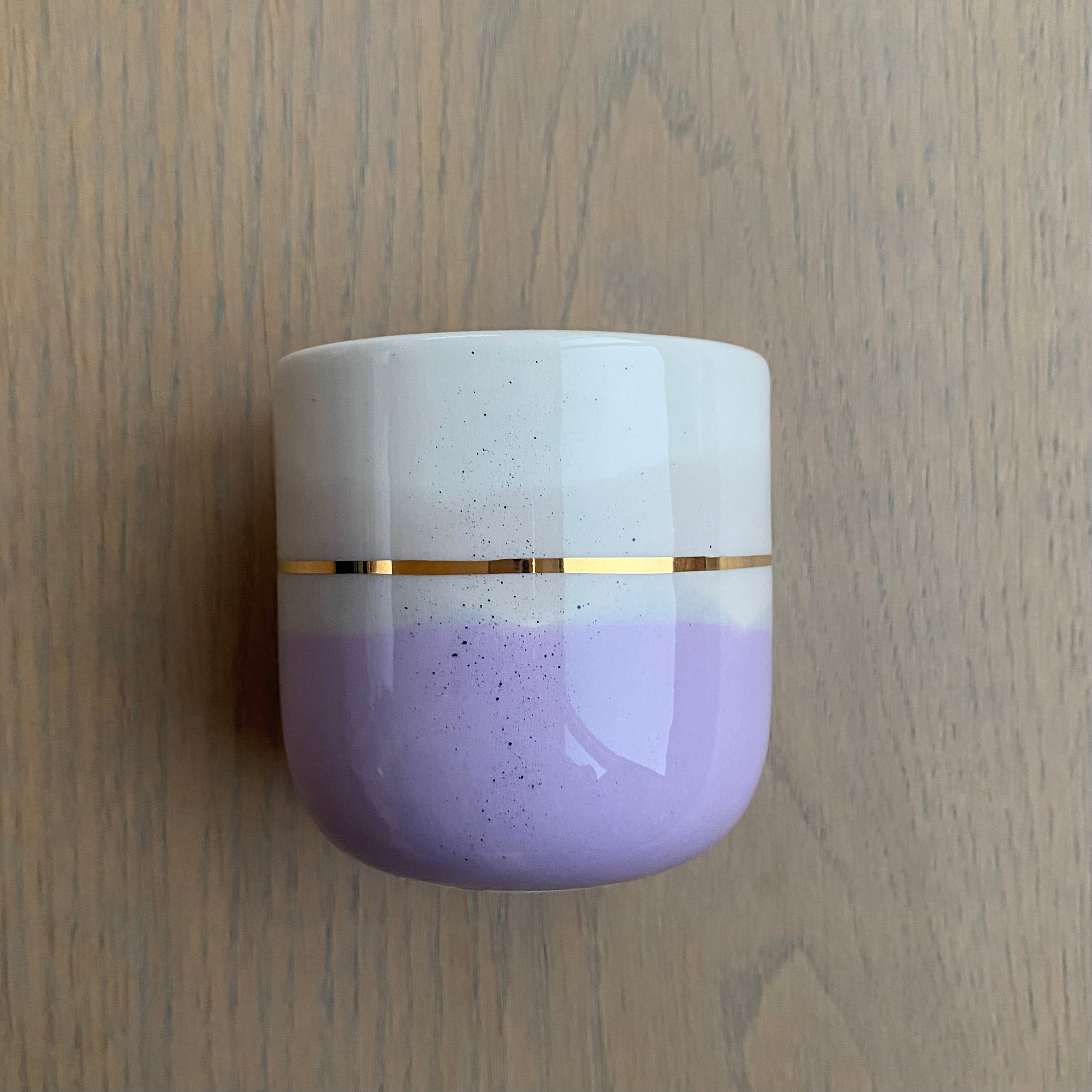 Håndlavet keramikkop latte i lilla og creme glasur – unika keramik fra unika:k