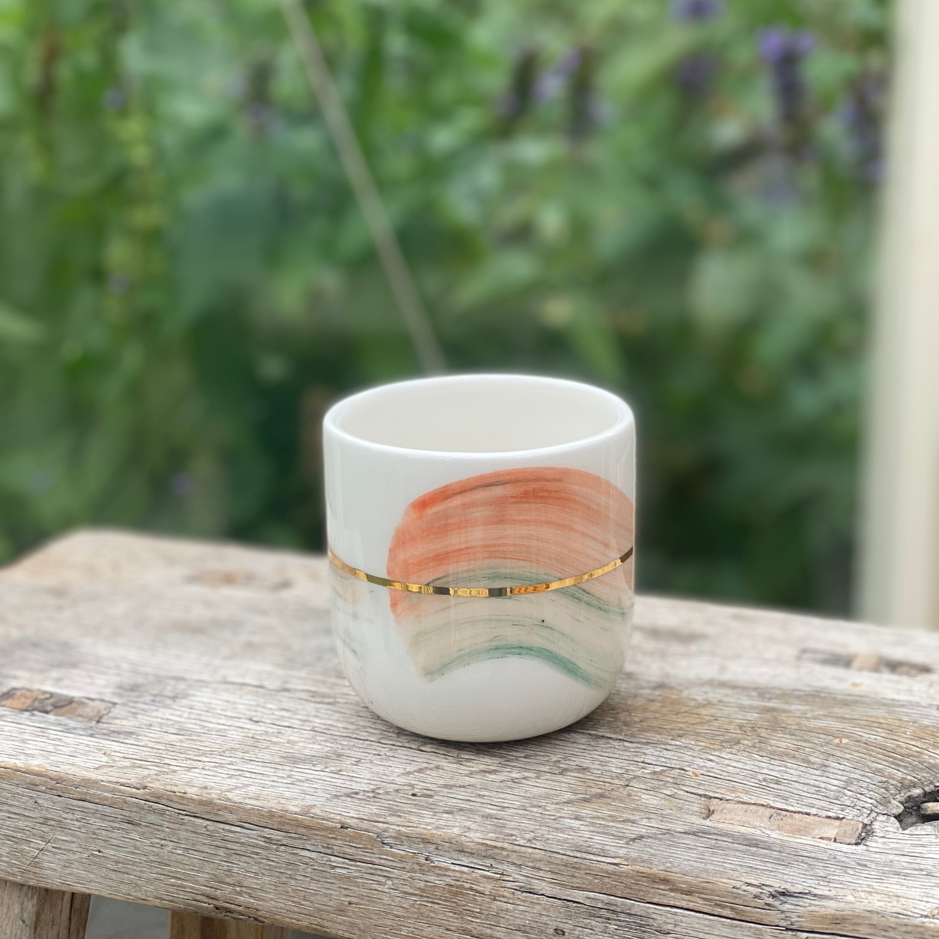 Håndlavet latte kop med penselstrøg i mint og coral fra Marinski Heartmades, set forfra