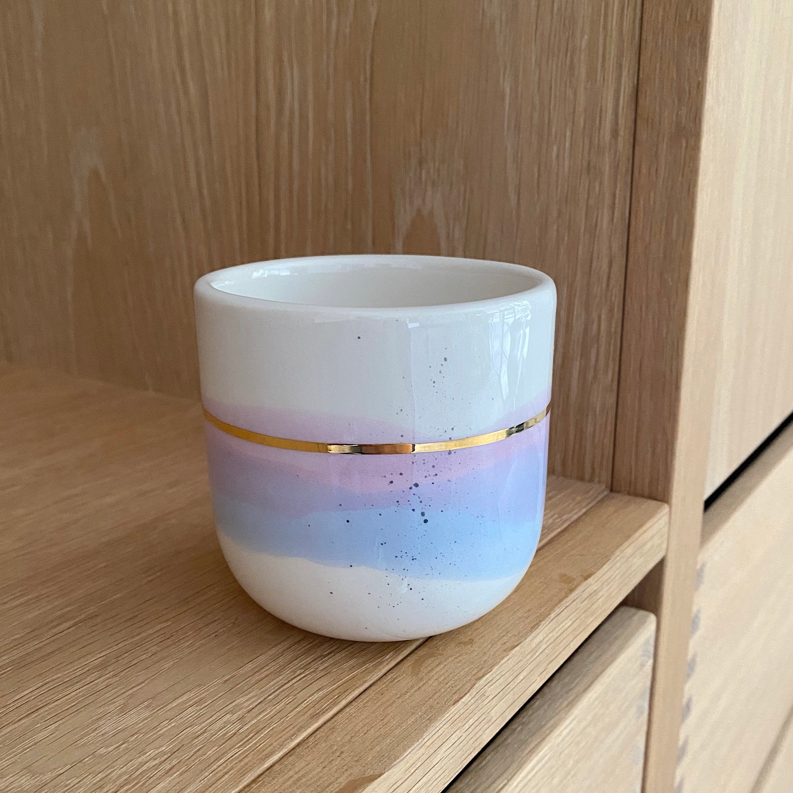 Serenity keramikkop brugt til kaffe – håndlavet kop med farver og guld