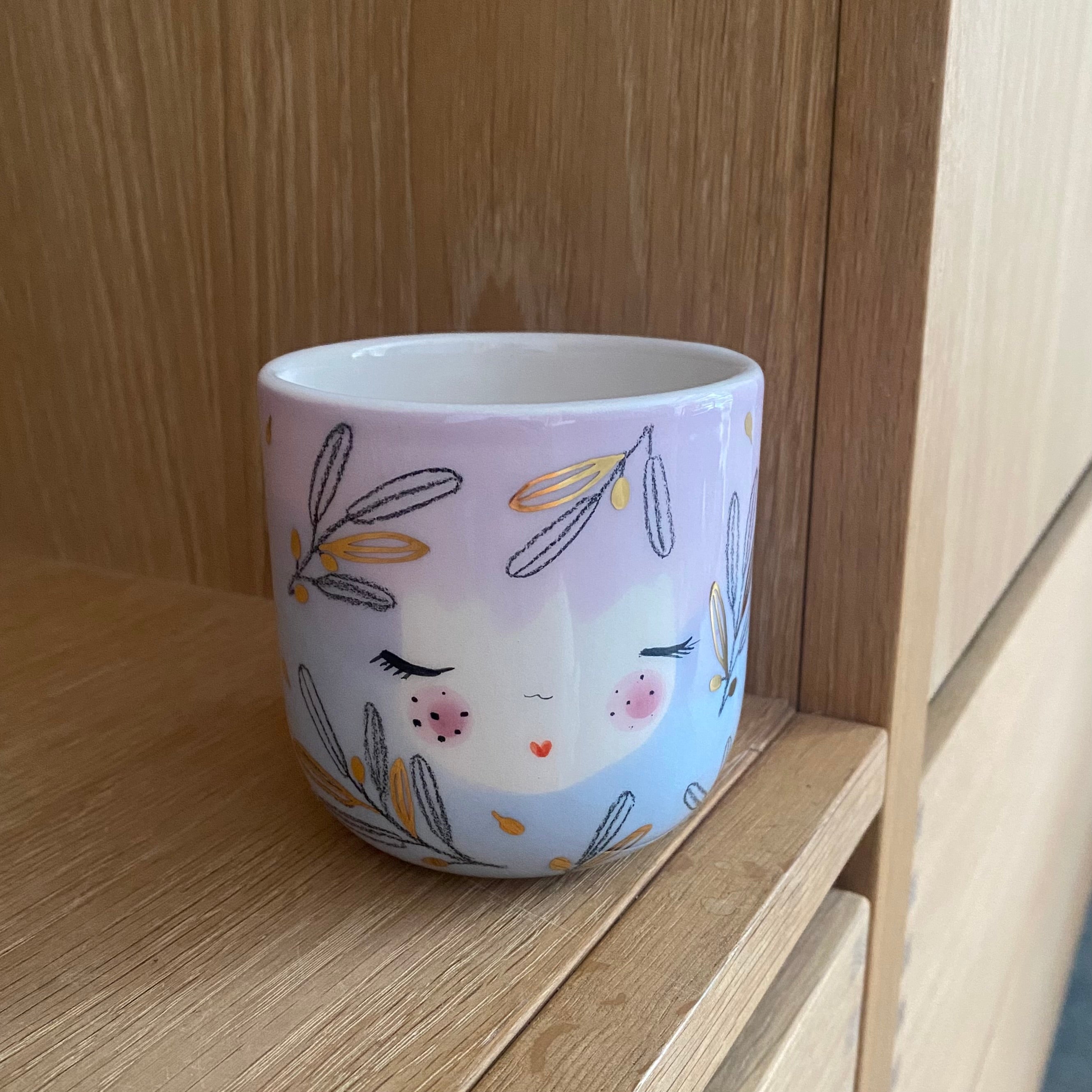 Håndlavet keramikkop Olives fra Marinski med blå og lilla pasteller og gulddetaljer