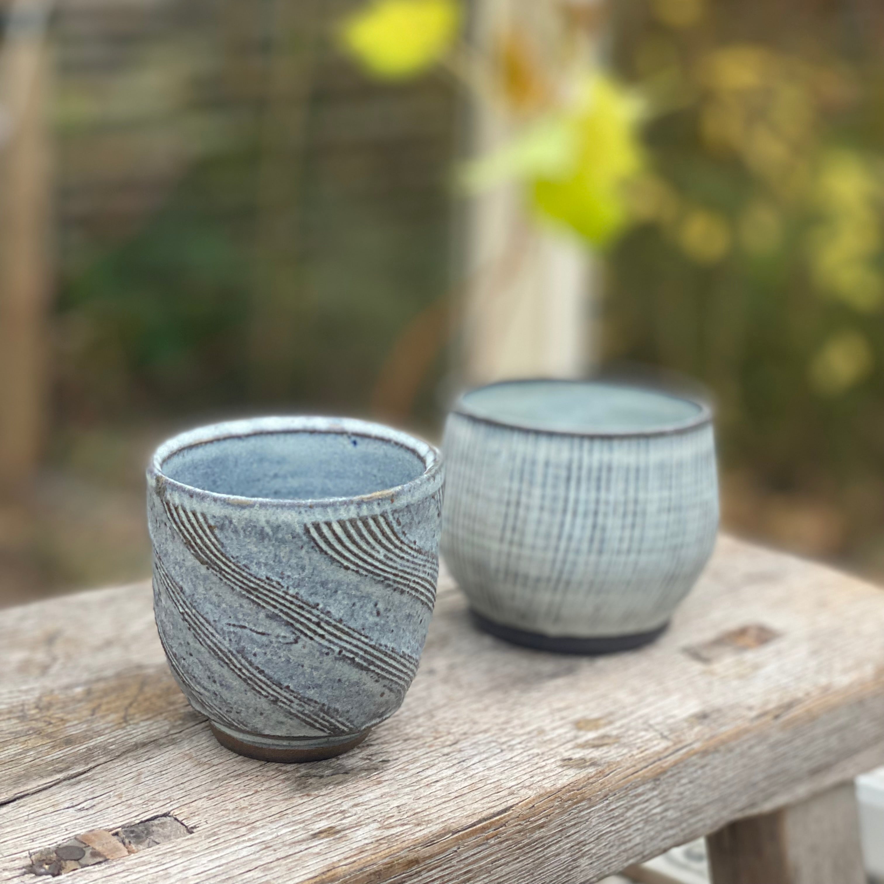 Hånddrejet blågrå riflet kop med struktur