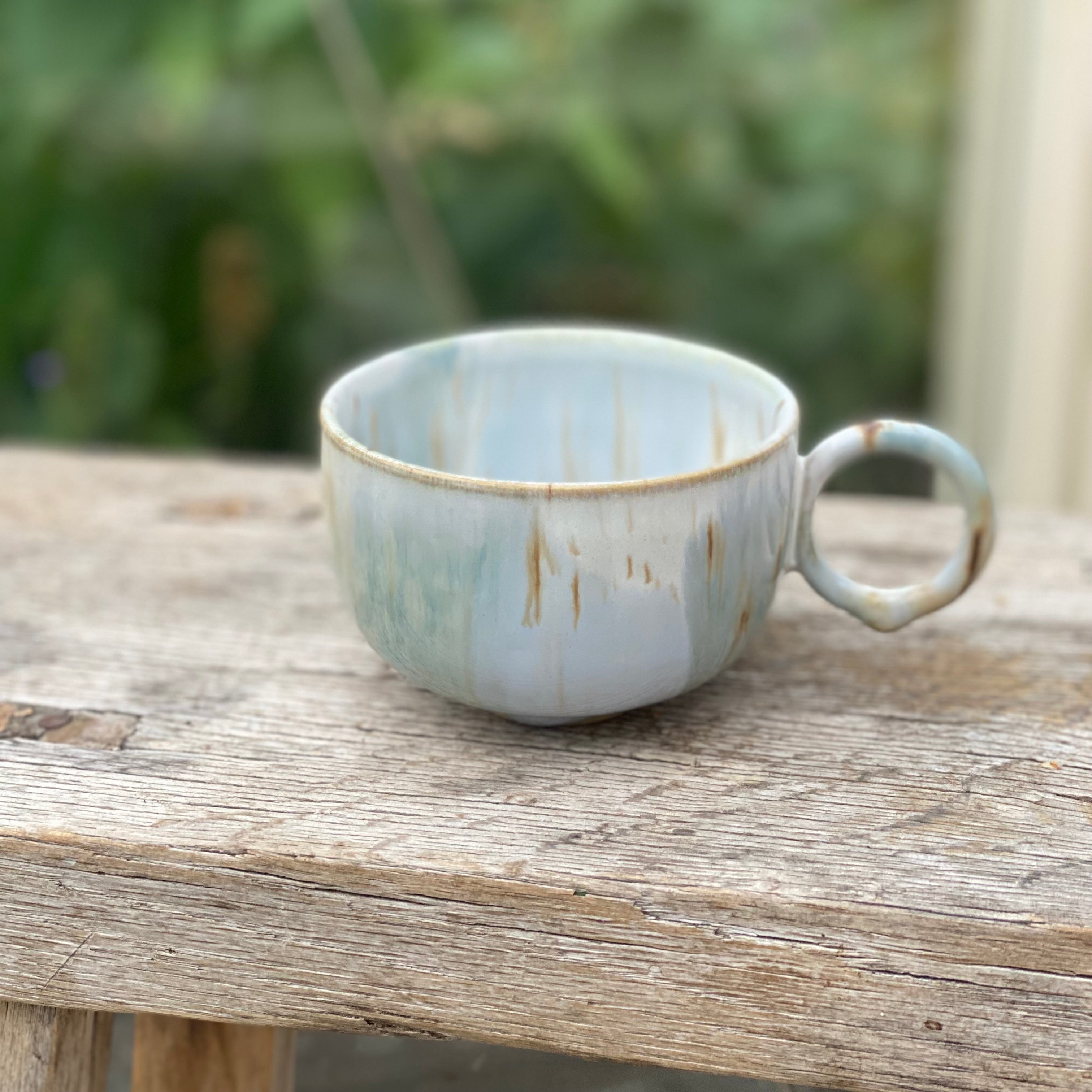 Hånddrejet keramikkrus NAMI KIRI fra Marinski Heartmades med unik glasur i aqua, creme og brune nuancer