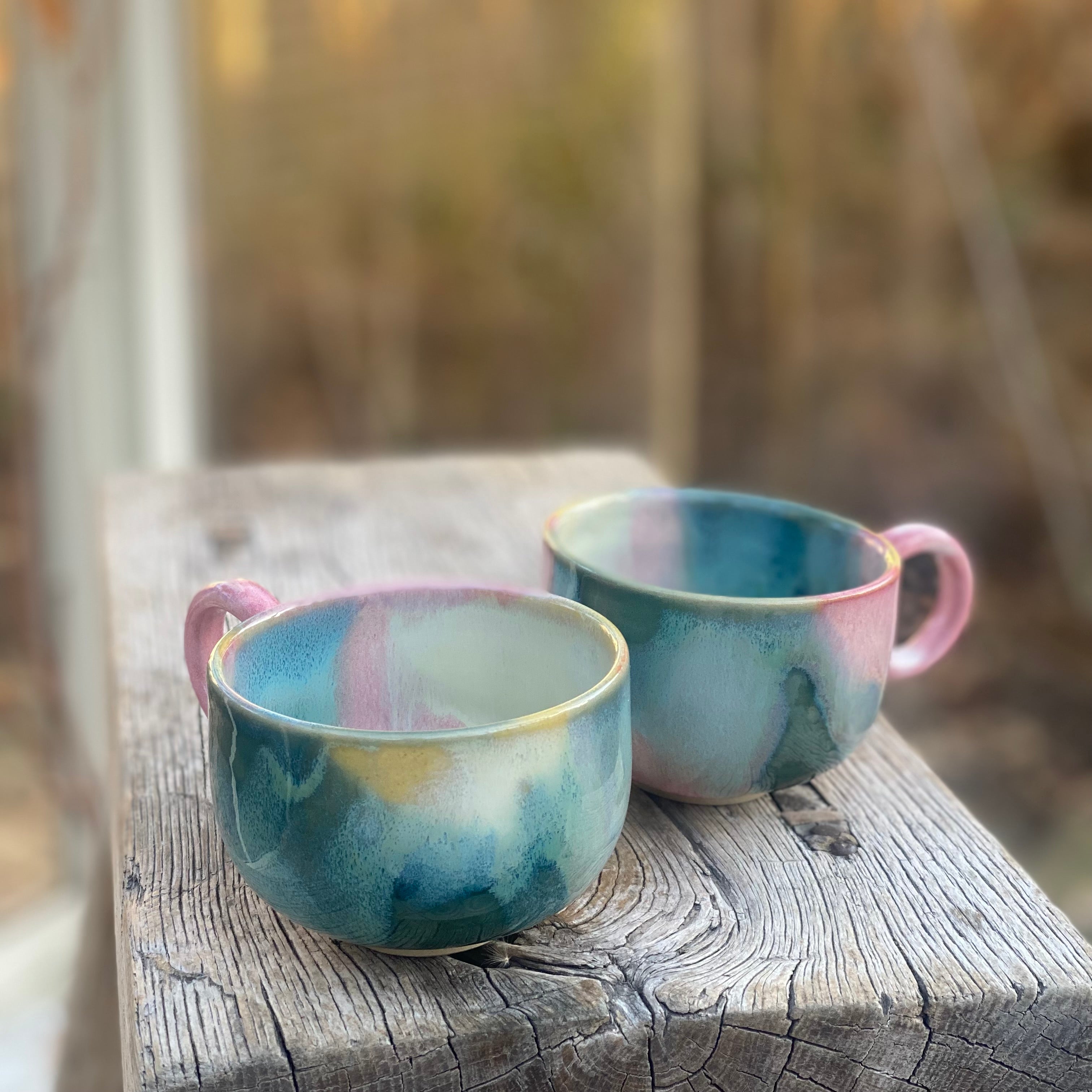 hånddrejede kopper nami i smukke lyserøde og turkise glasurfarver
