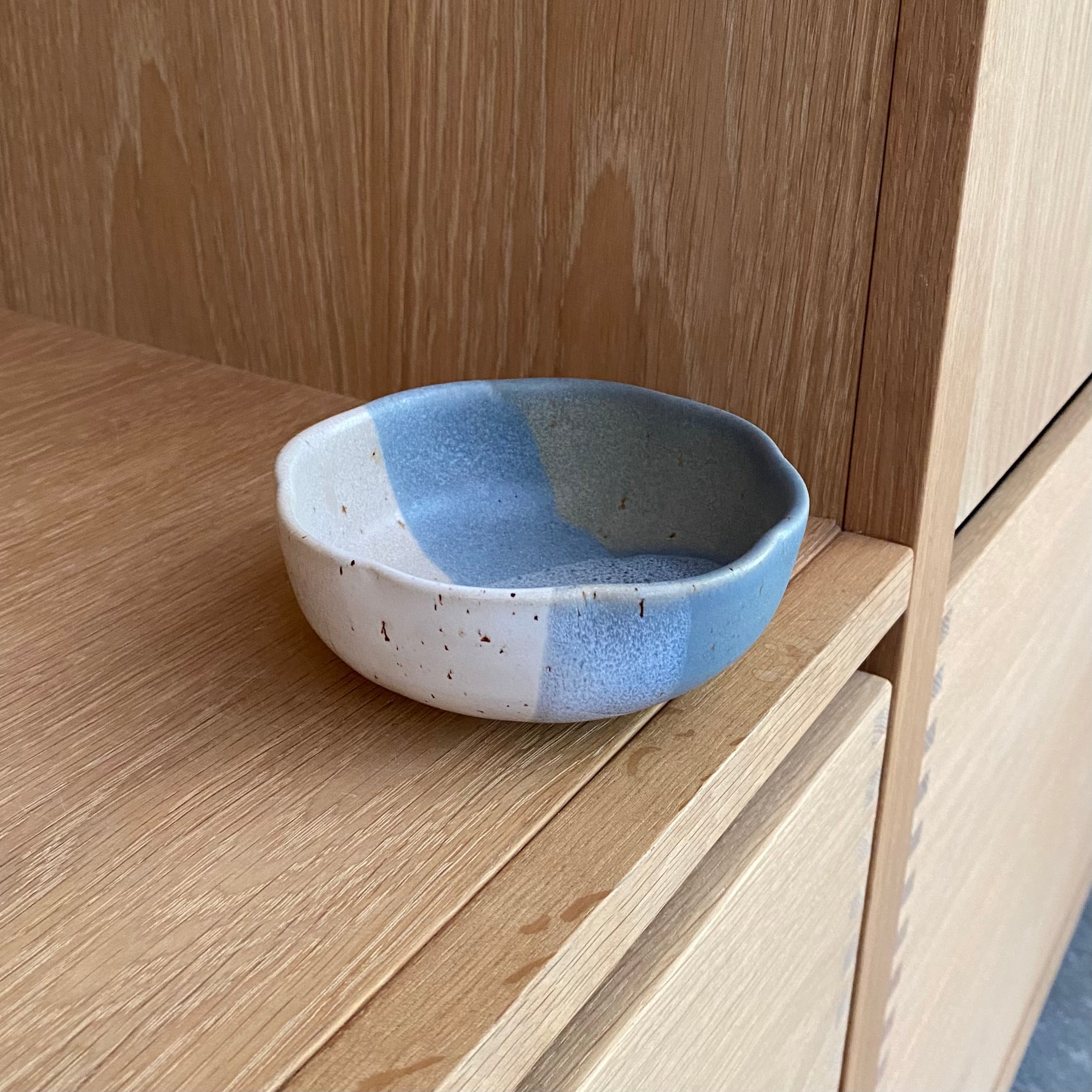Unik lille keramikskål med blå glasur – håndlavet af Marinski Heartmades