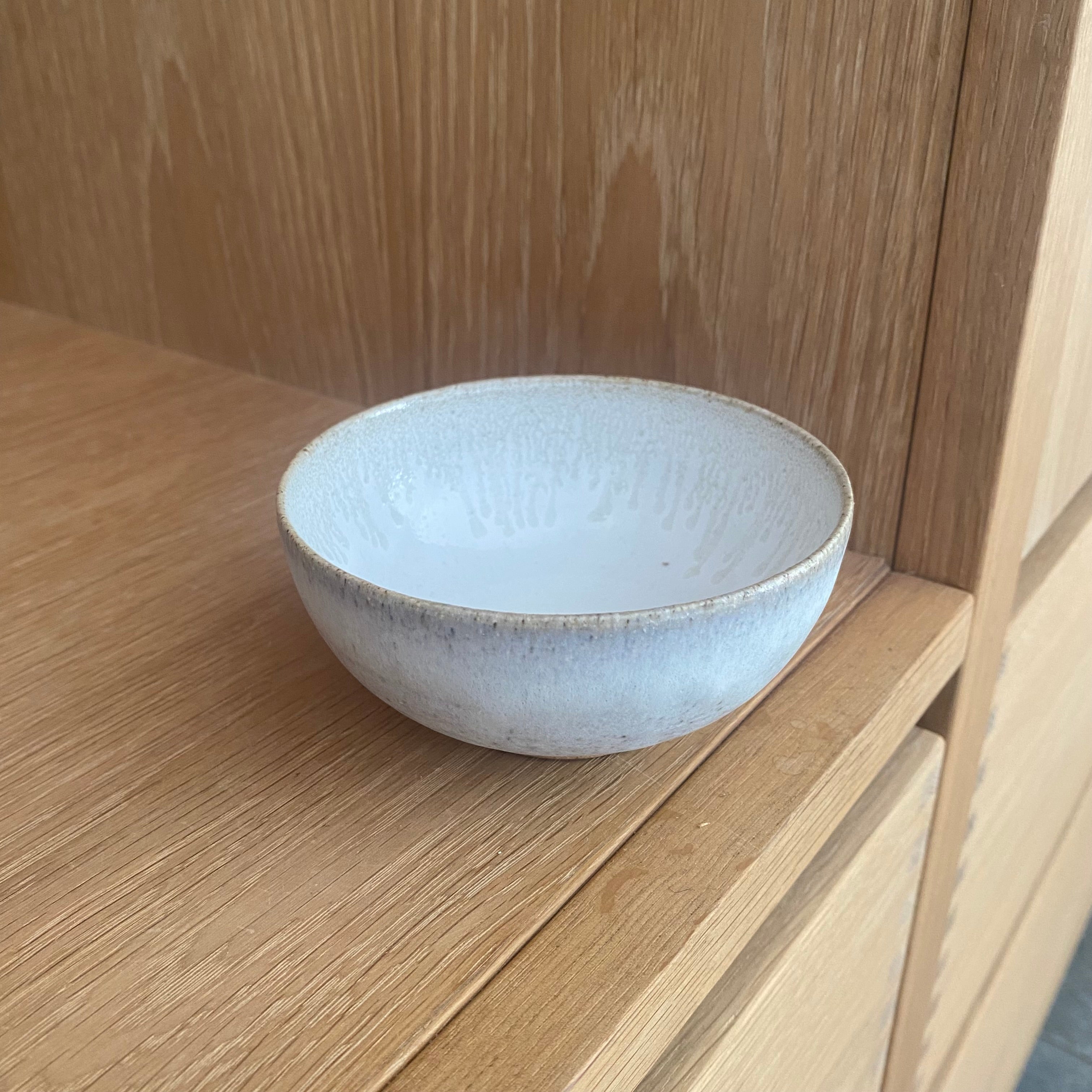 Hånddrejet morgenmadsskål i hvid og creme keramik