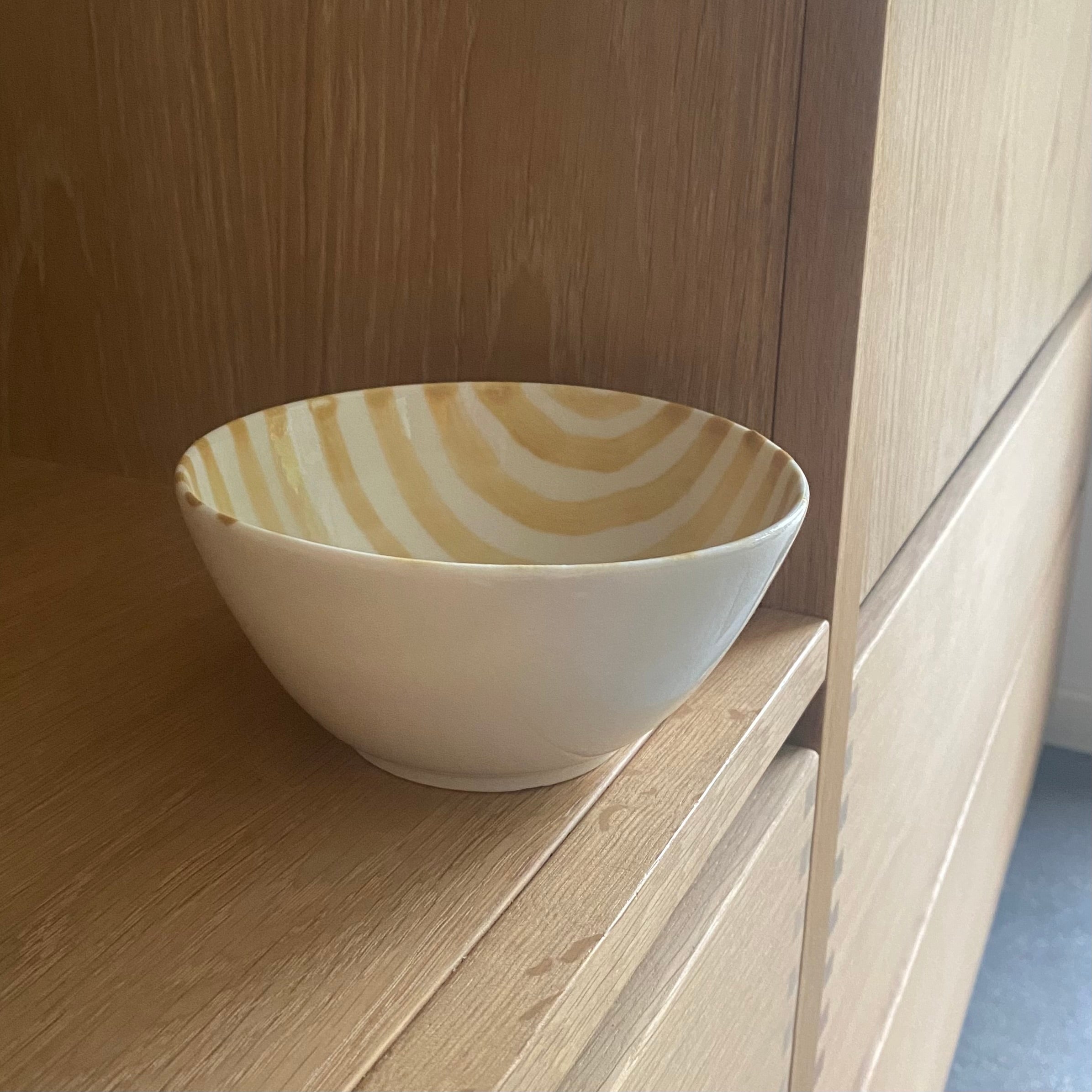 Håndlavet porcelænsskål med gule striber indeni