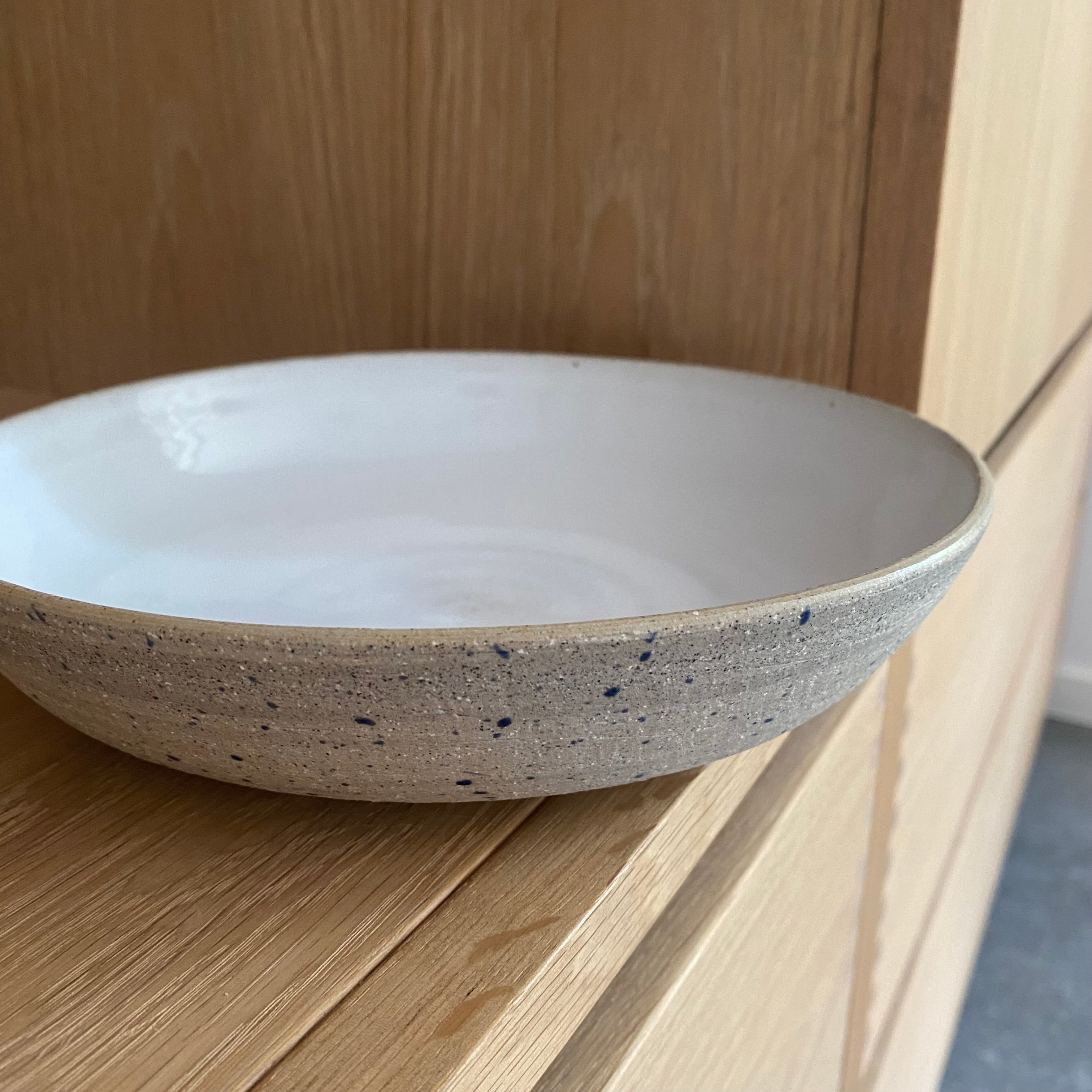 Sandfarvet hånddrejet keramikskål med blå nistre – poke fad