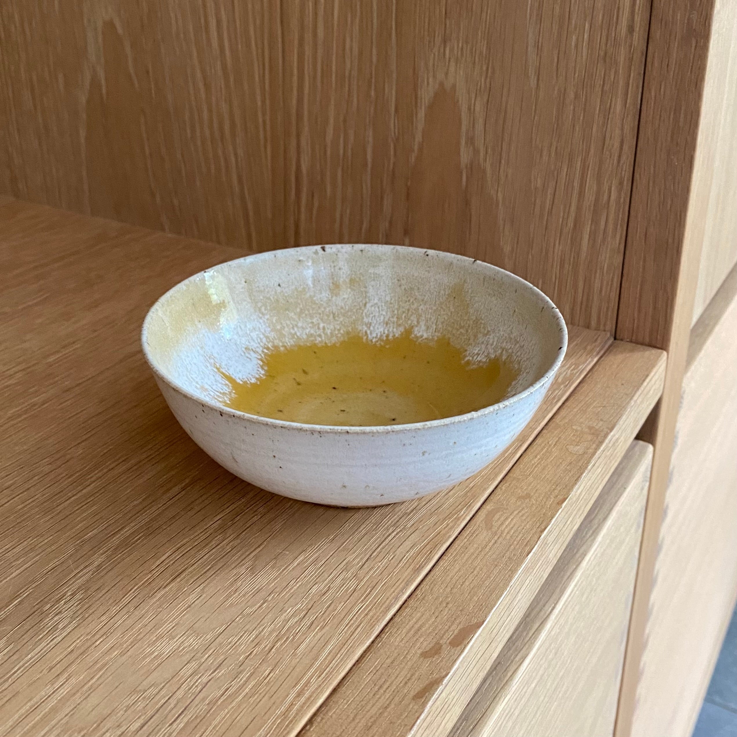 Unik lille keramikskål i varm gul glasur