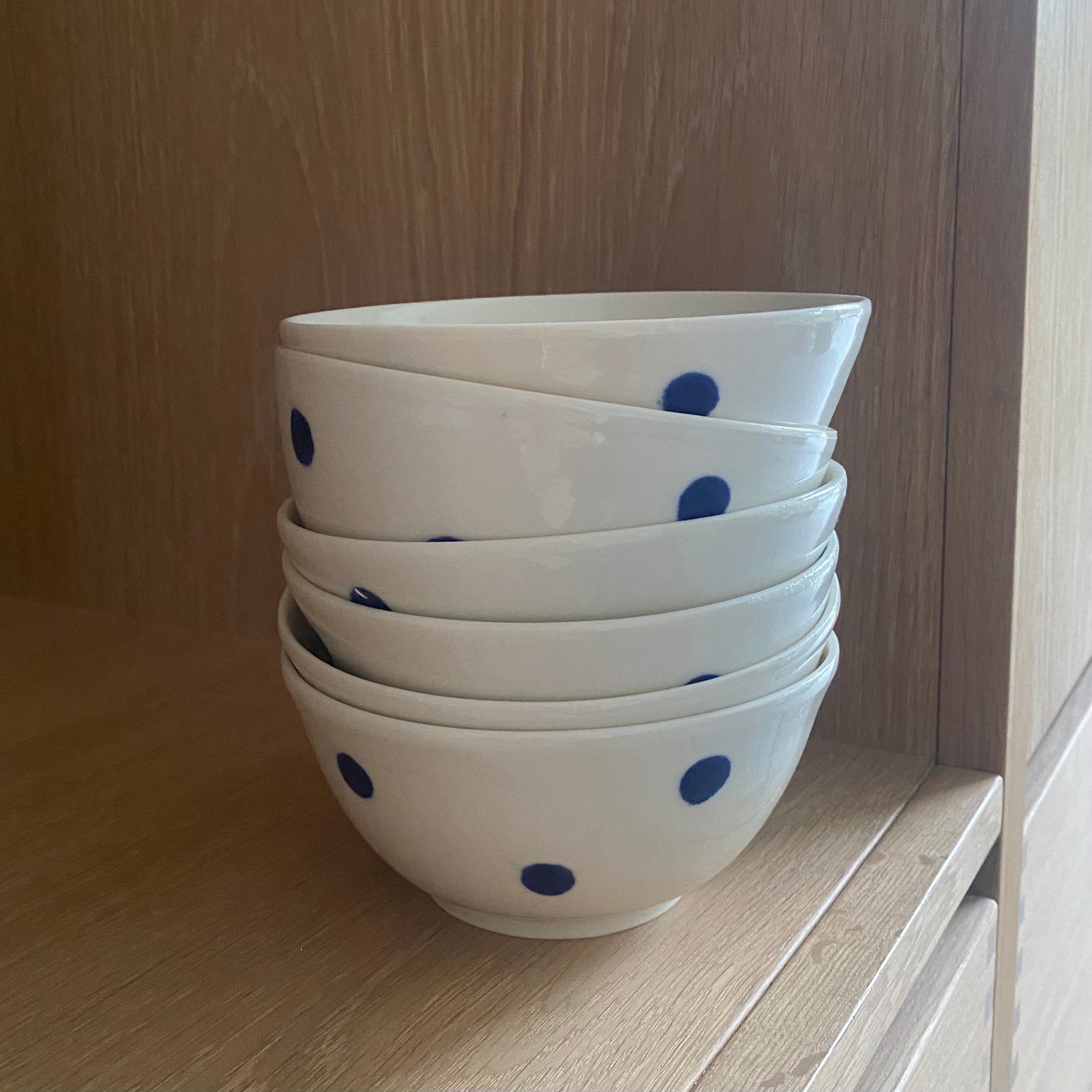 Håndlavet porcelænsskåle med blå store prikker