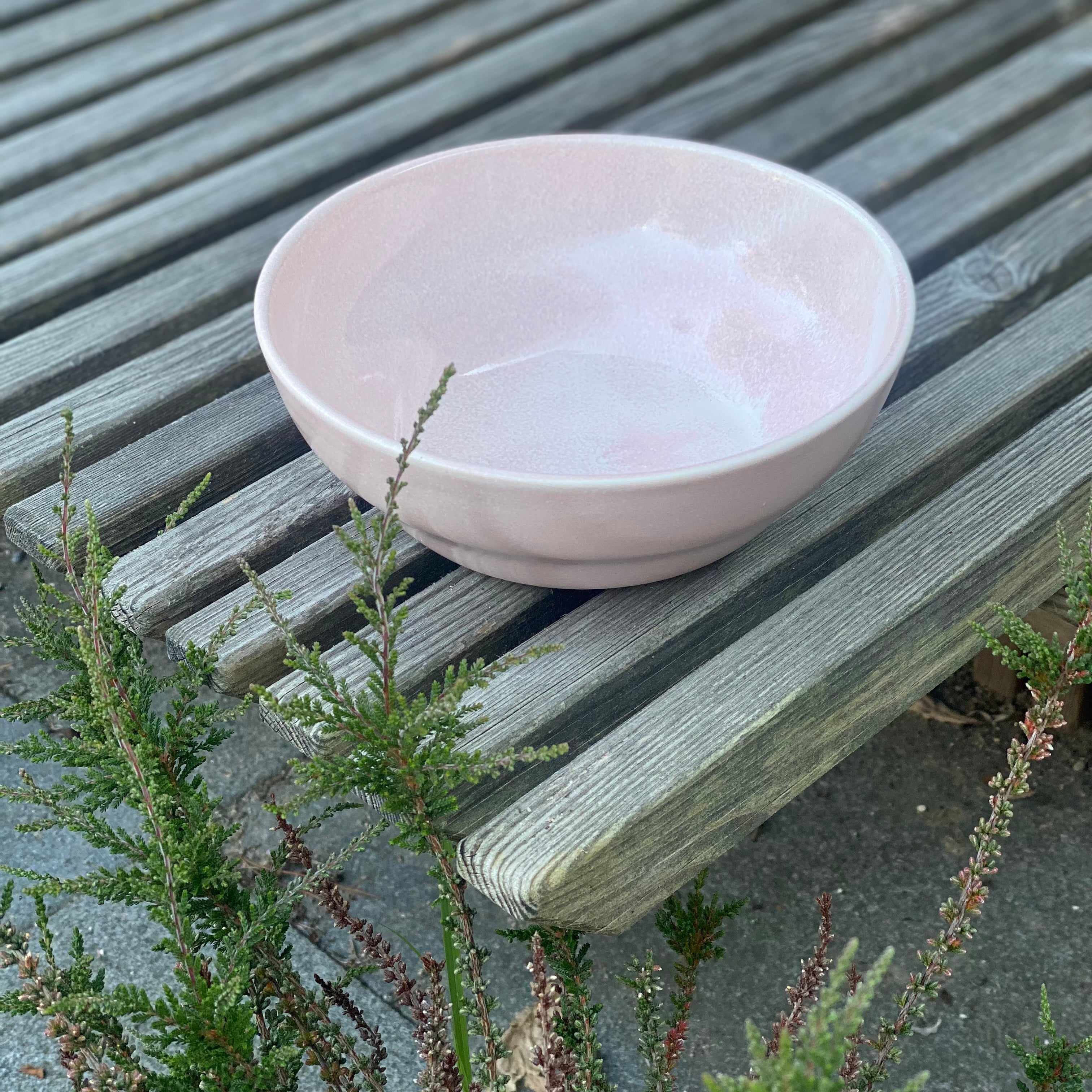 Detalje af stor Nexø-keramikskål i rosa glasur – håndlavet dansk keramik fra Bornholm