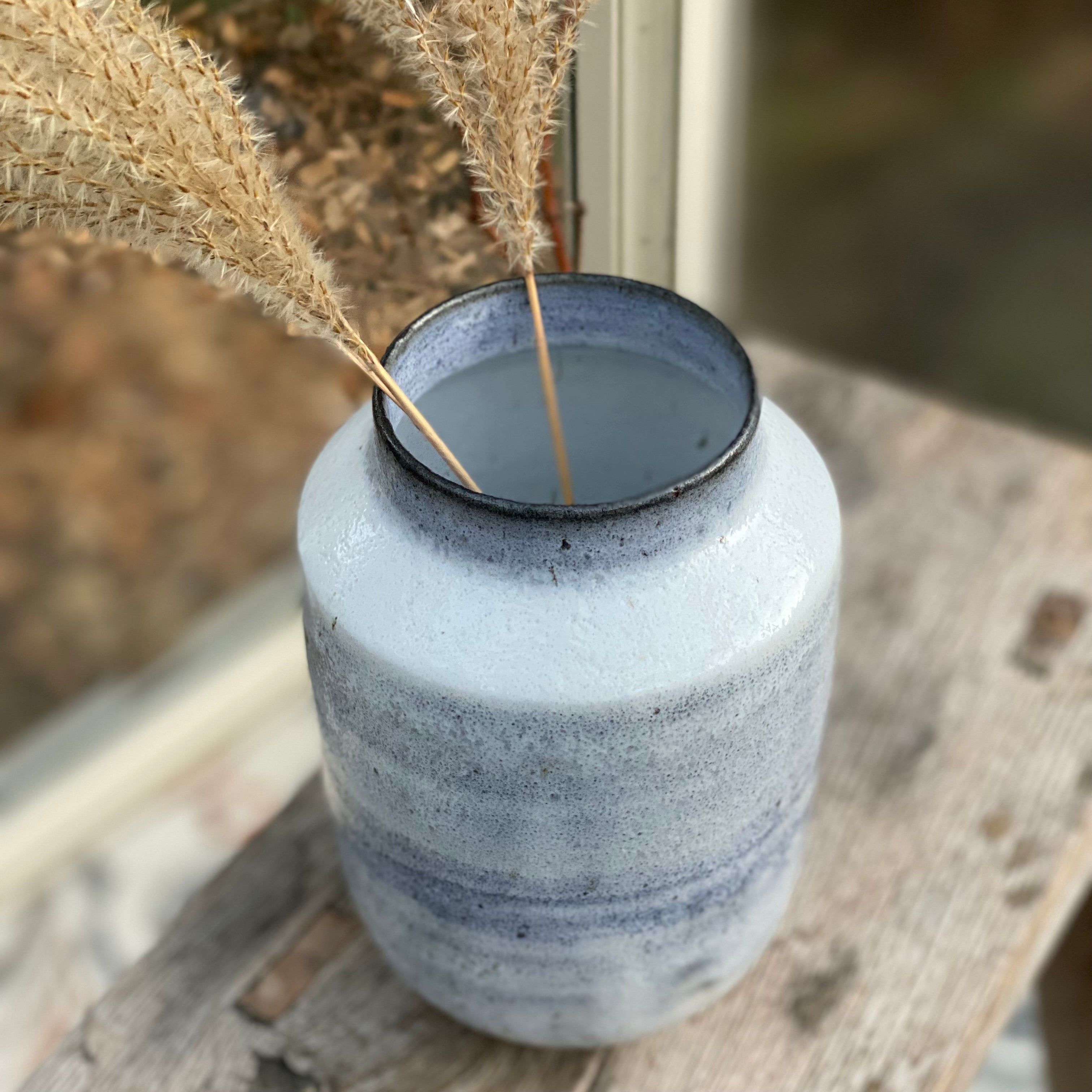Blågrå keramikvase i unika glasur – håndlavet af Tasja P