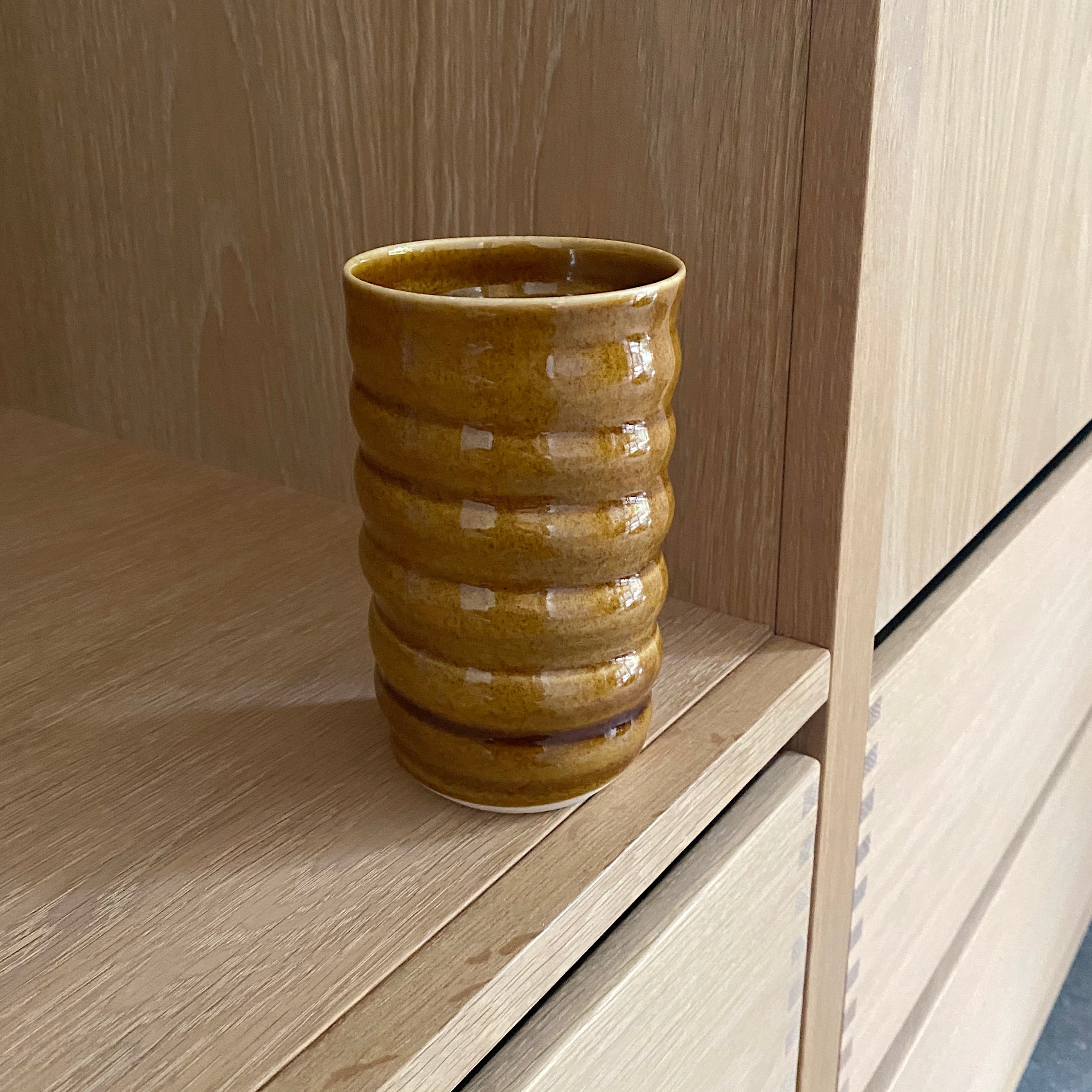 vase til en mellemstor buket. den er i haandlavet keramik fra dansk keramiker rikke mangelsen