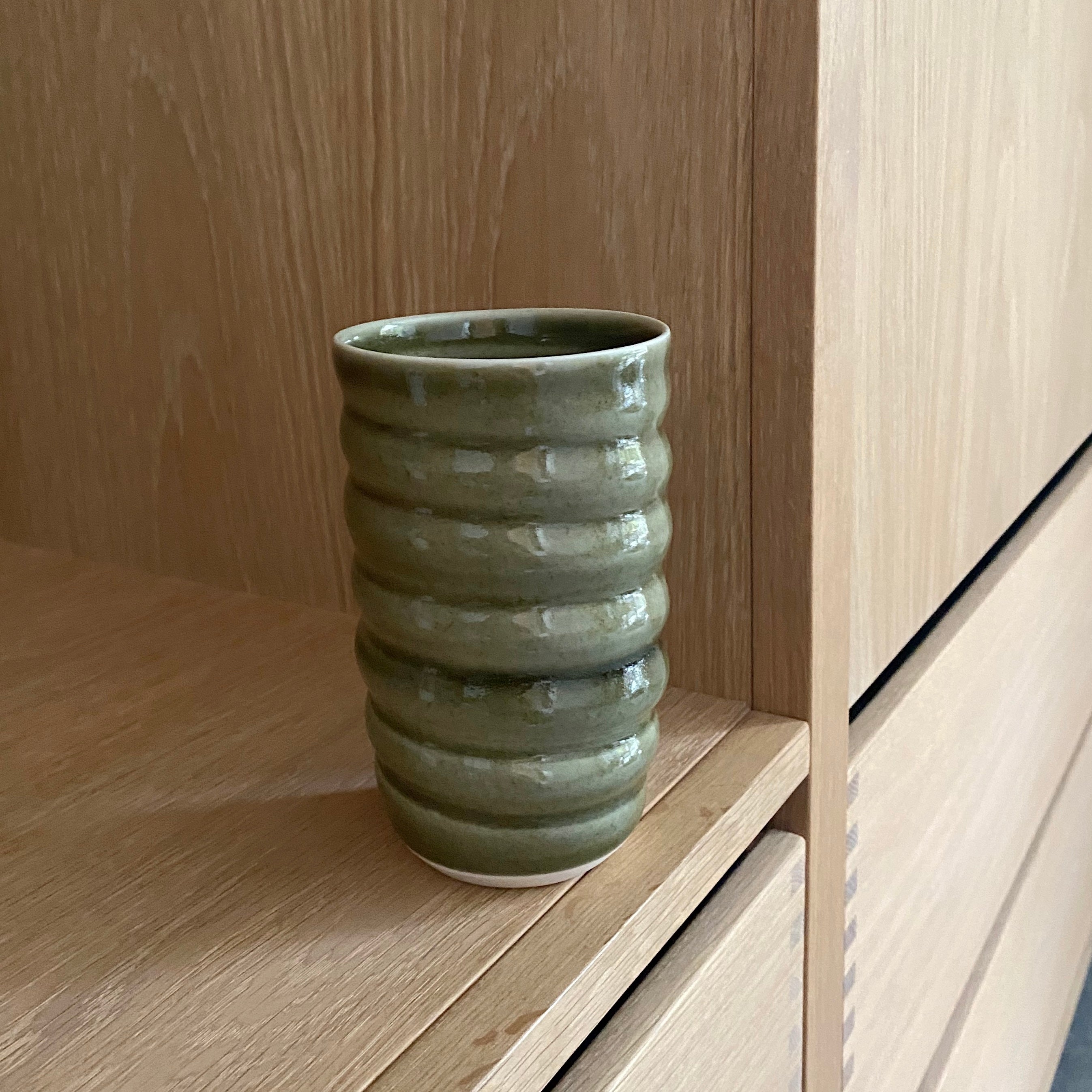 keramikvase i groen glasur til en smukke blomster. vil være en god gaveide til keramk og blomsterelskeren