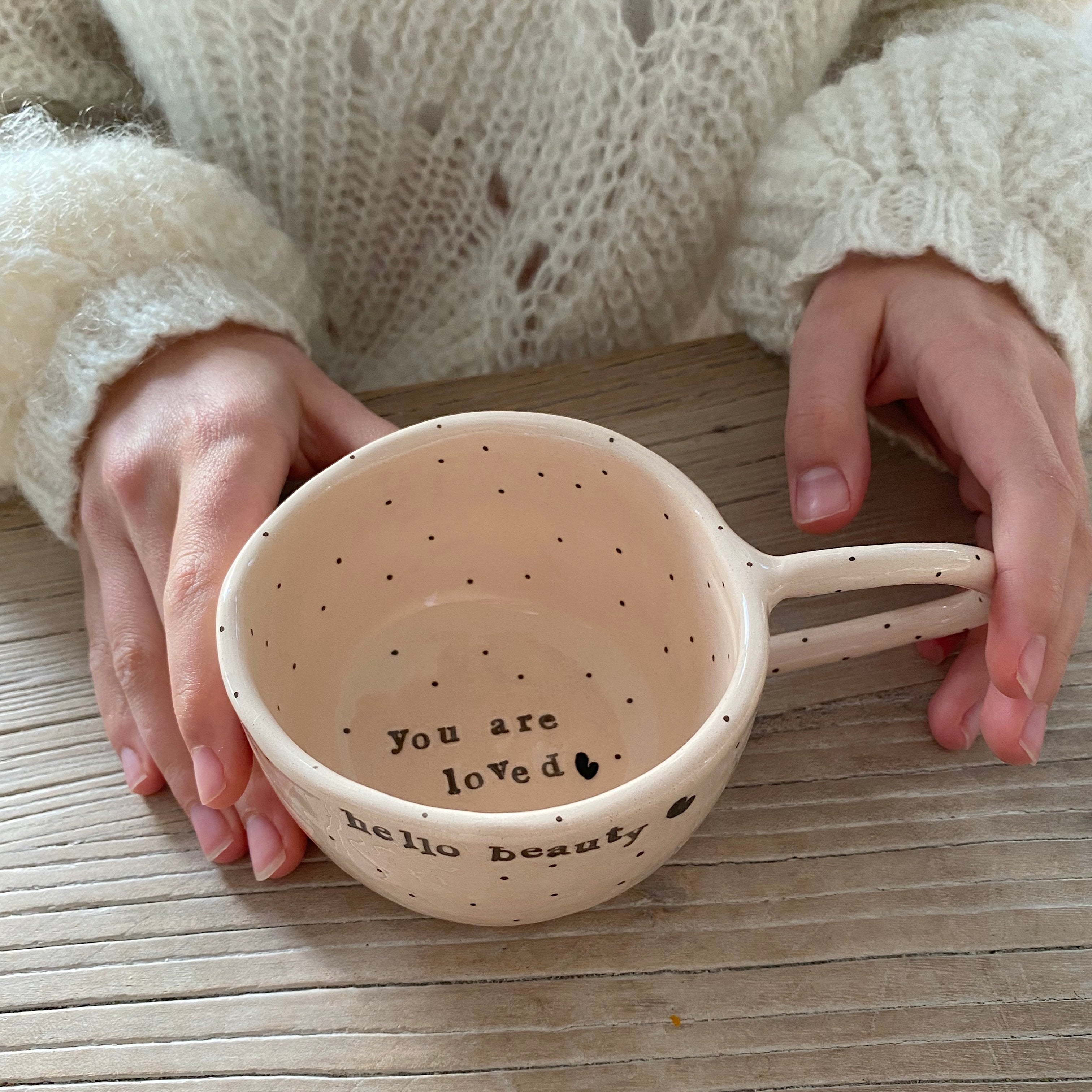 Håndlavet kop med teksten “you are loved” i bunden – personlig gaveidé