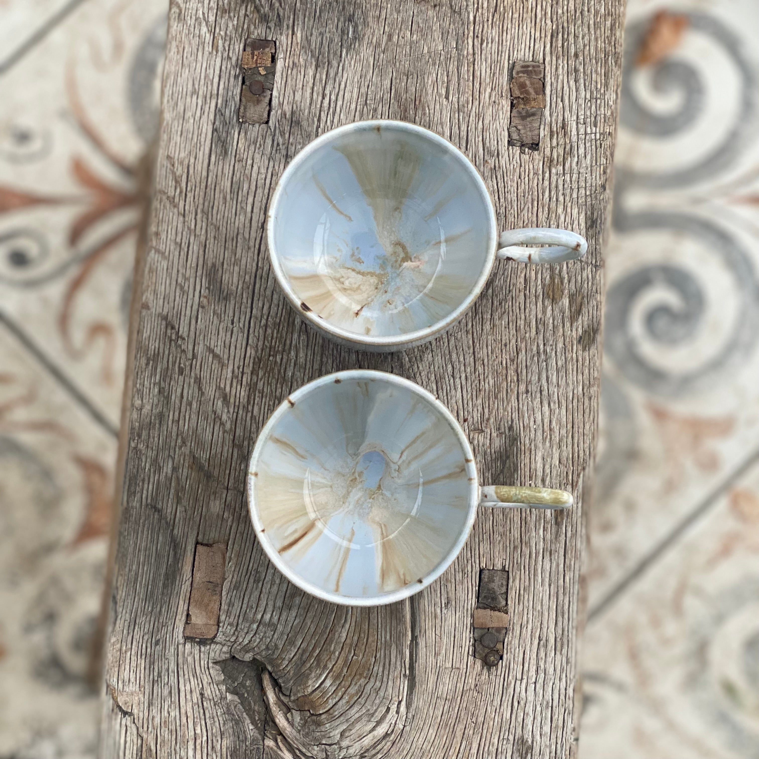 NAMI KIRI er en smuk kop med hank og i unika glasur i blå og brune farver.