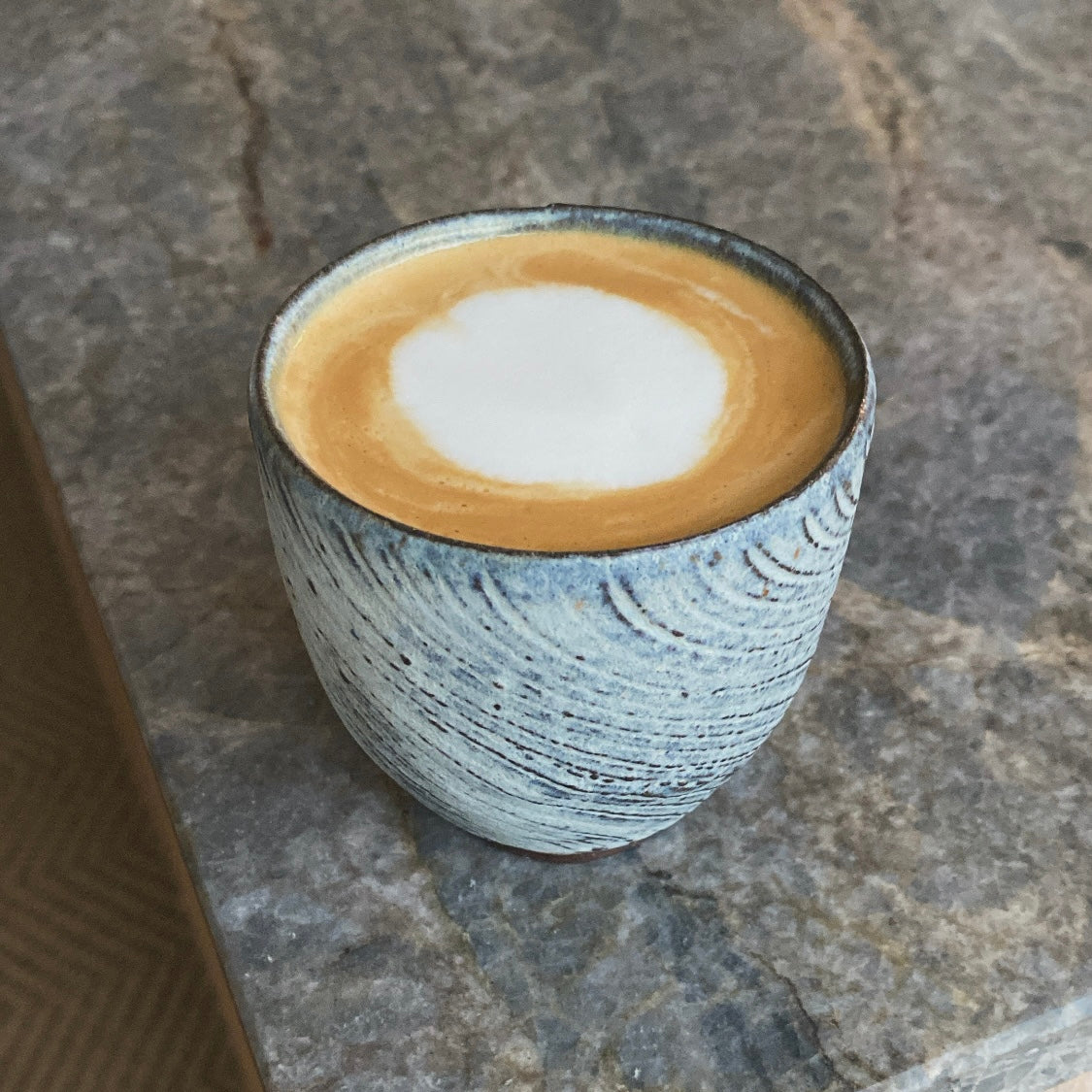 Hånddrejet riflet kop i blågrå keramik – mønster 1