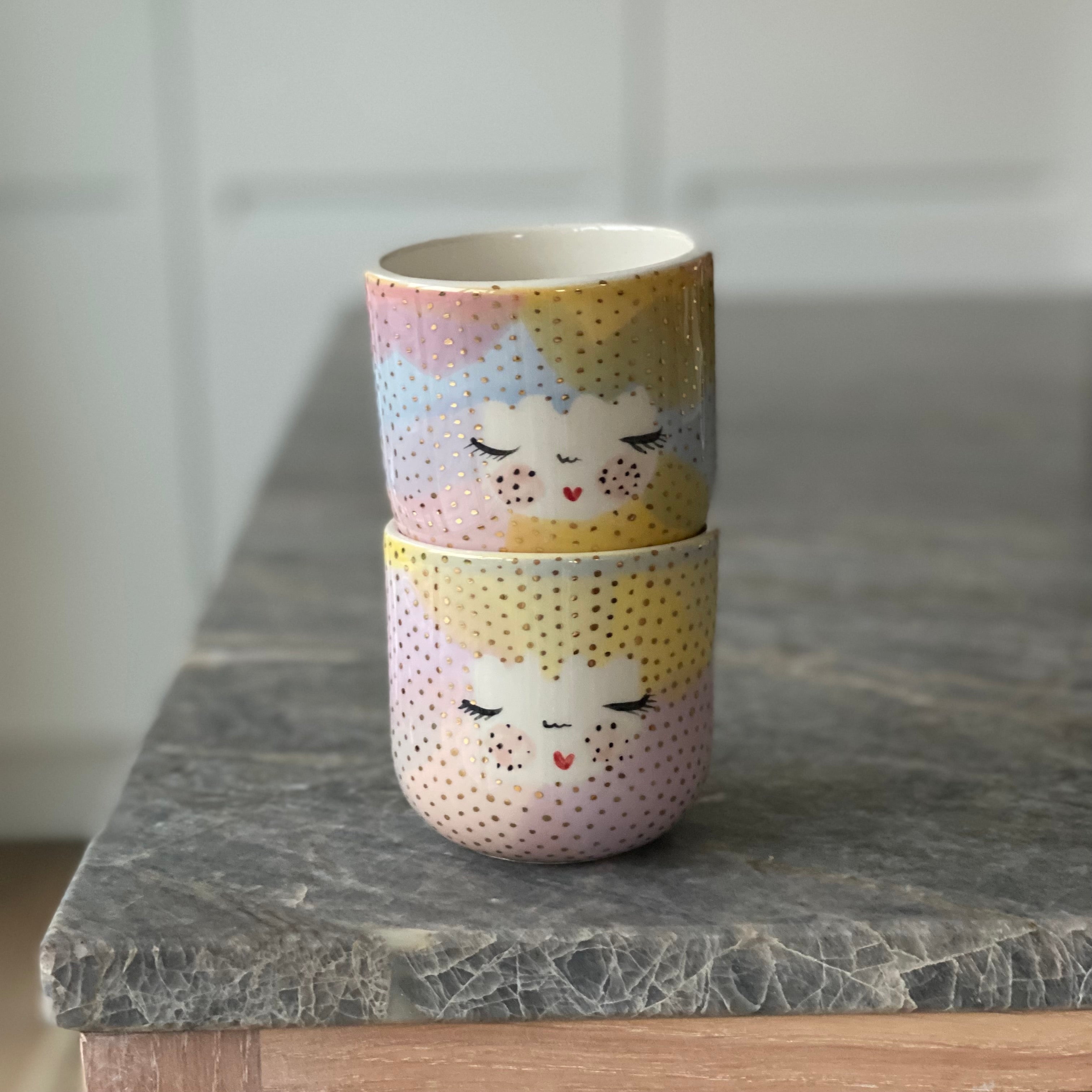 Håndlavede kopper med gulddetaljer og guldprikker i porcelæn