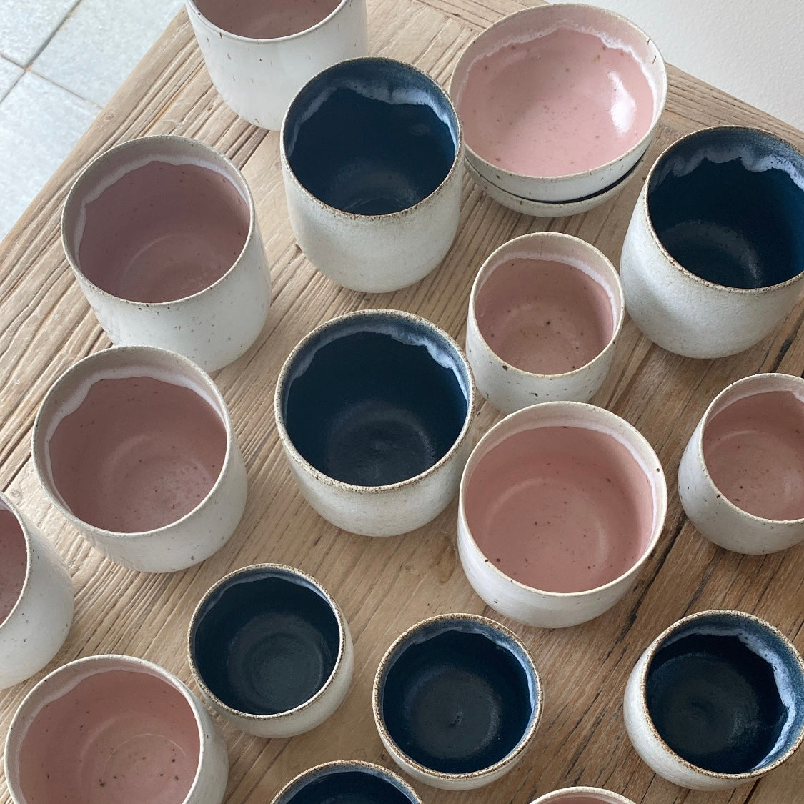Hånddrejede kopper fra Tasja P med lyserød og mørkeblå glasur set oppefra