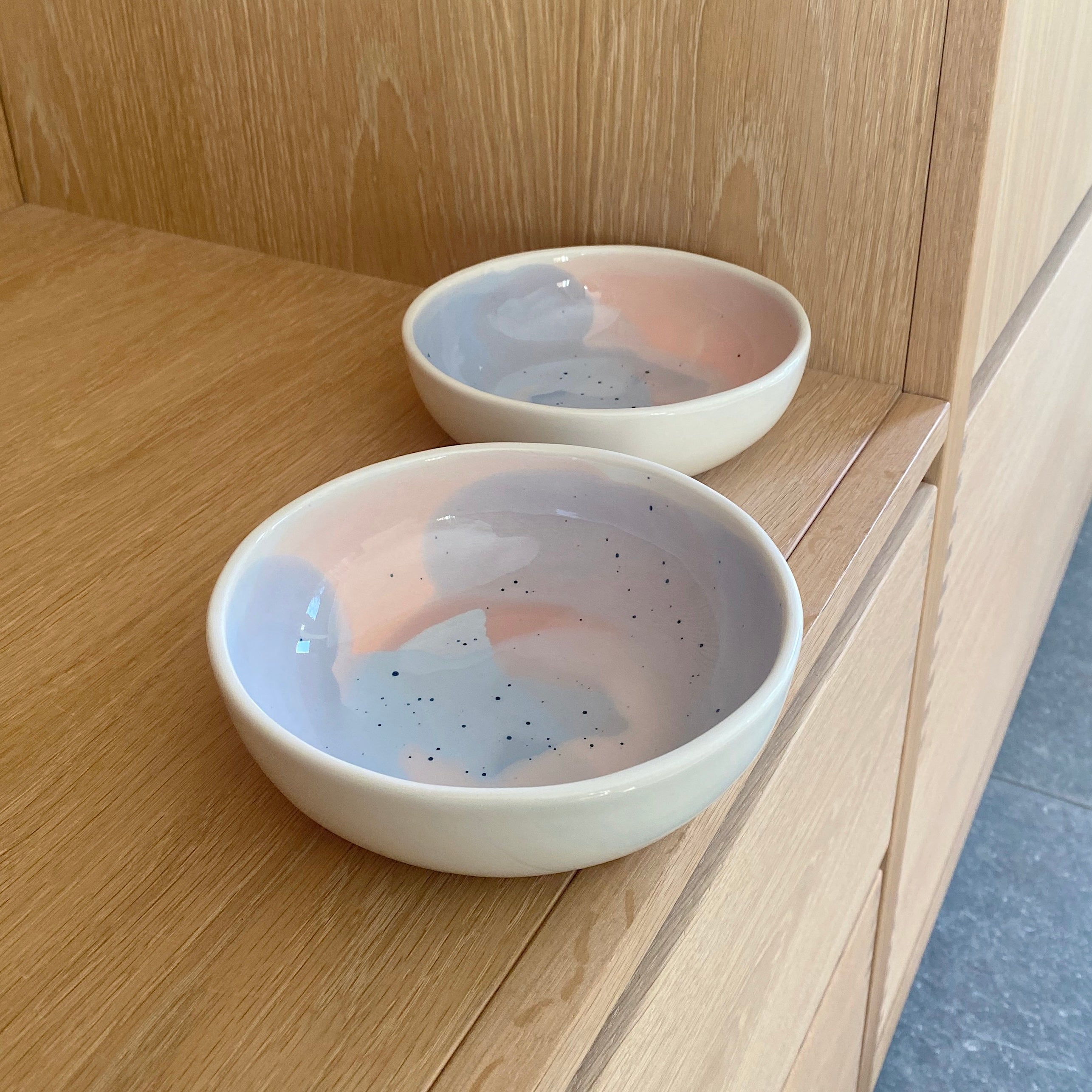 Håndlavet keramikskål Landscape – elegant form og hvid yderside