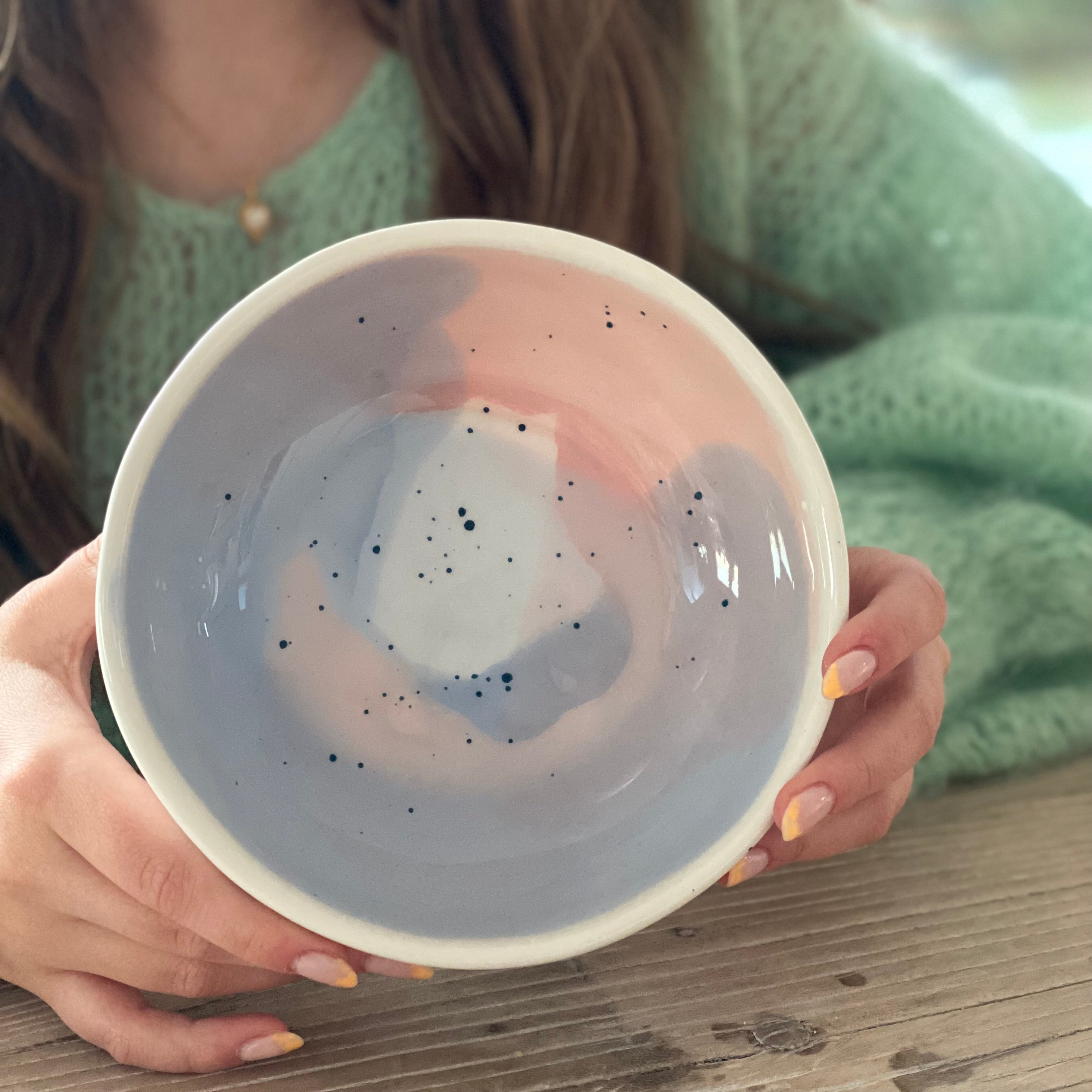 Keramikskål set oppefra – unika glasur i himmelblå og blush fra Marinski Heartmades