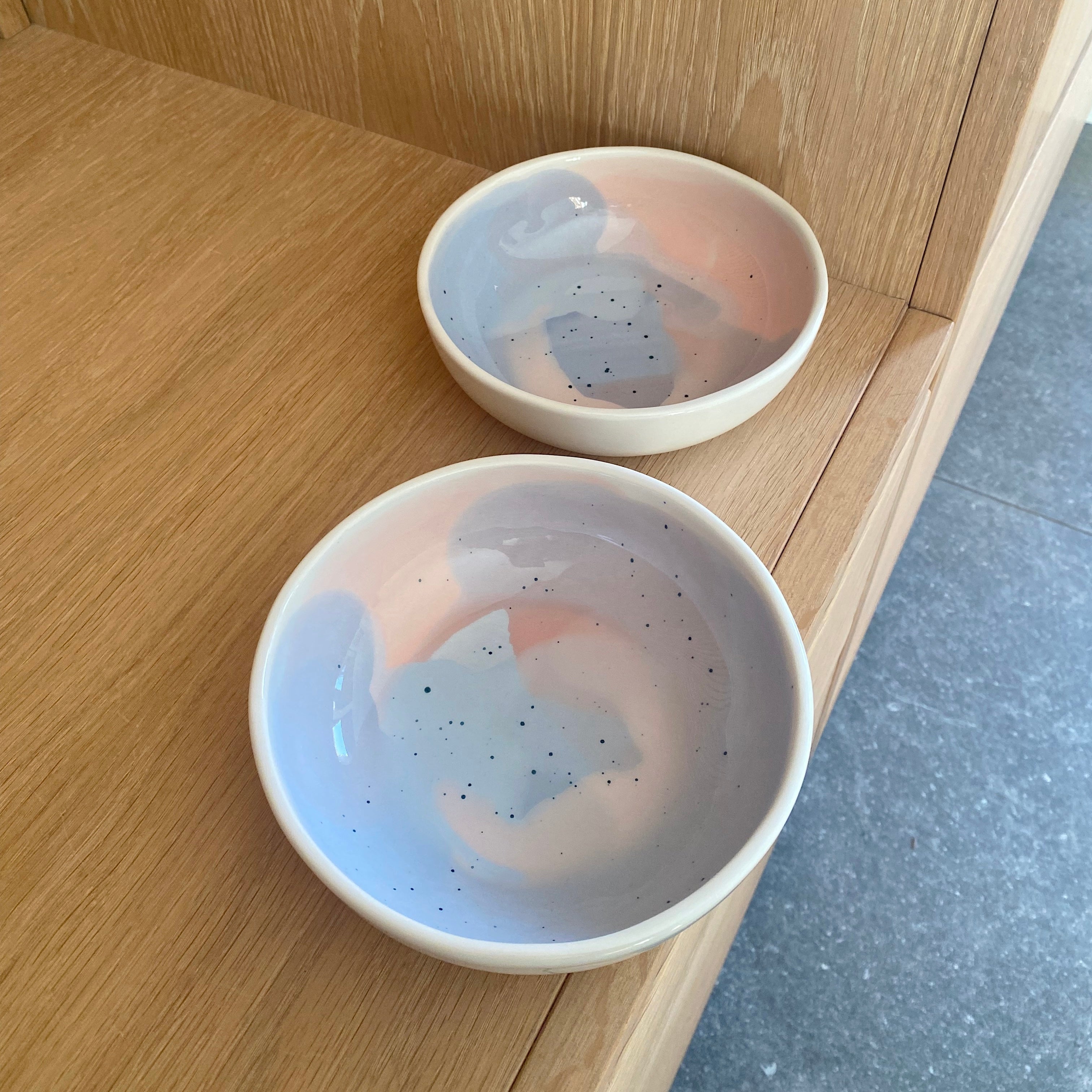 Håndlavet keramikskål – blå og blush farver i unika glasur