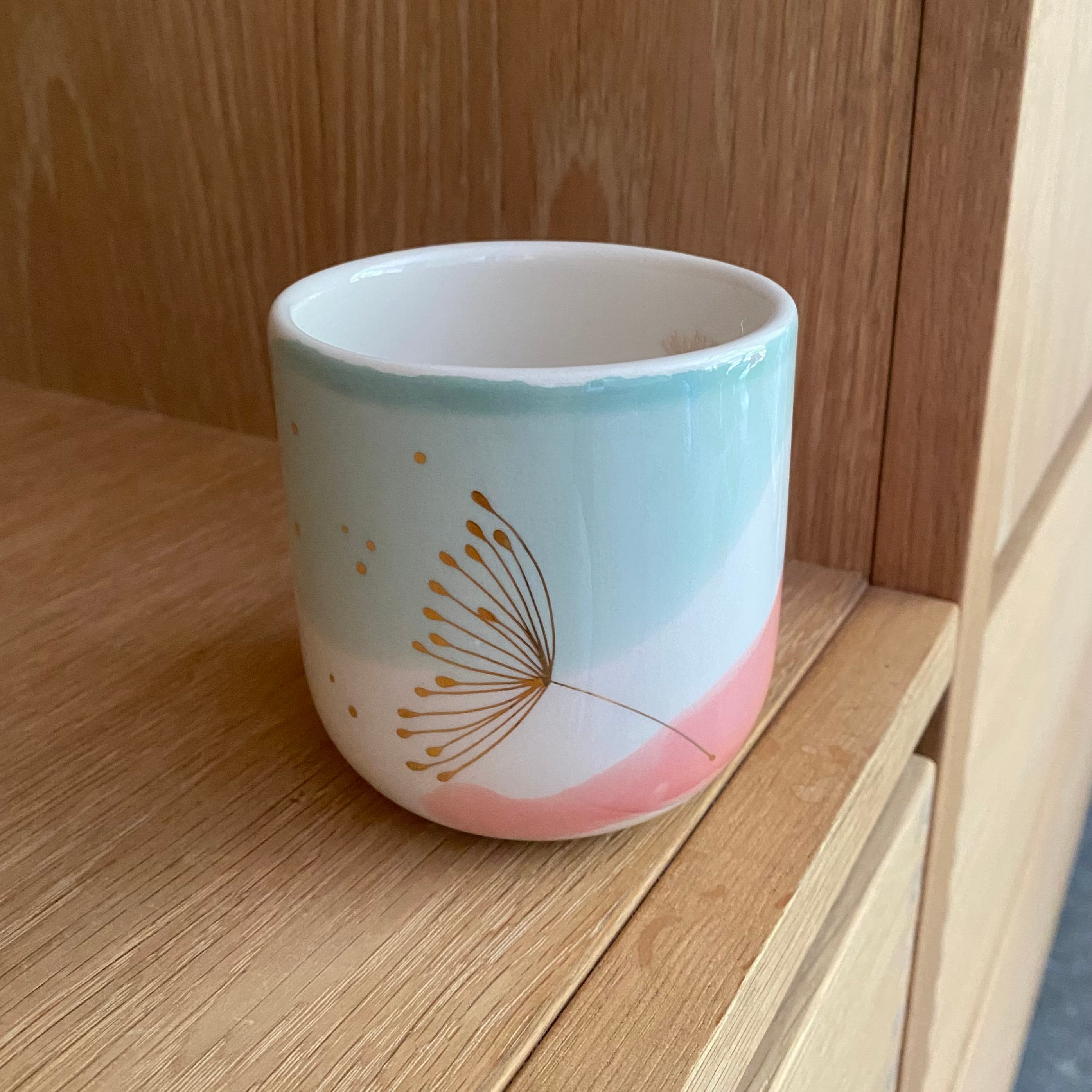 Keramikkop med håndtegnede naturmotiver i mint og coral – Dandelion kop fra Marinski