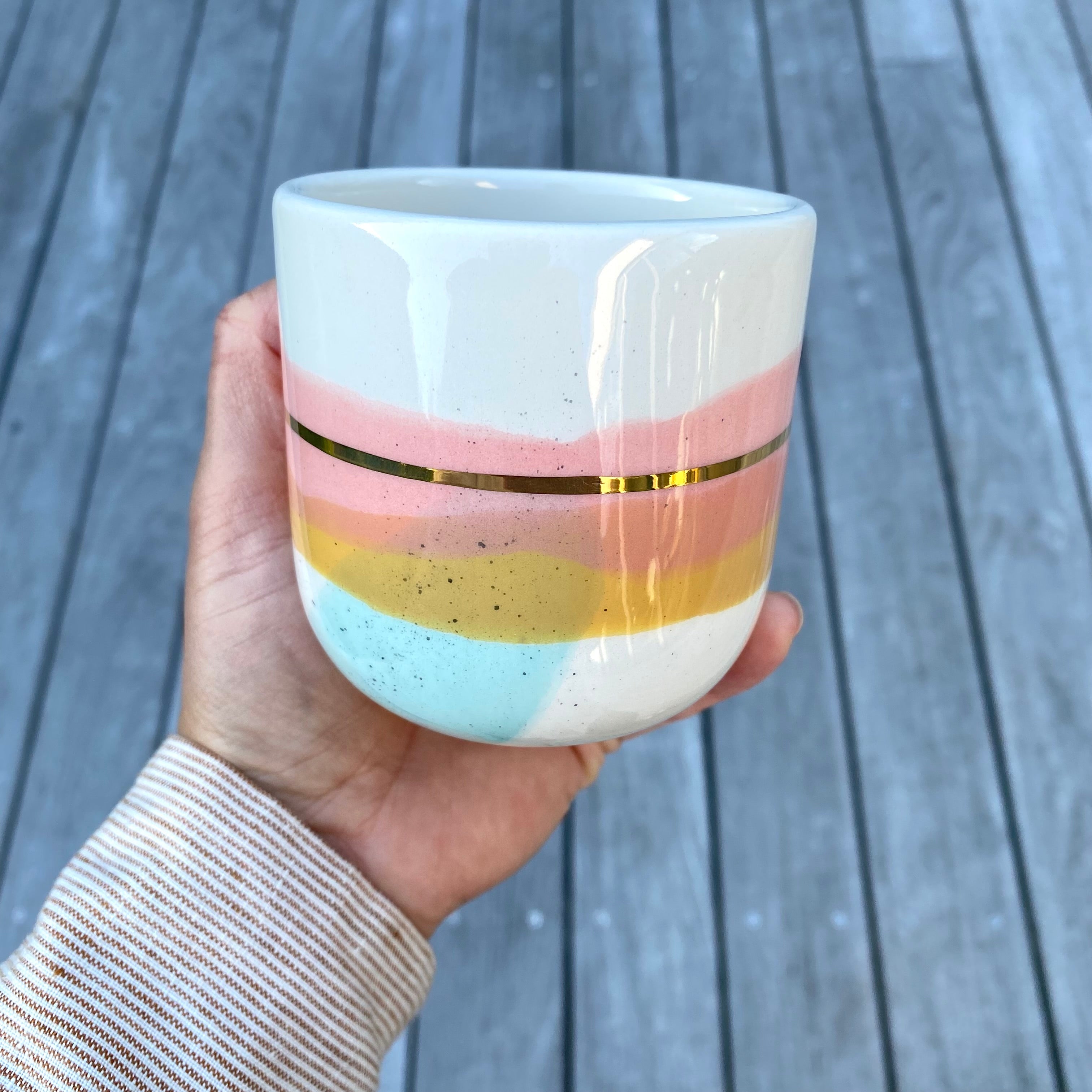 Lattekop i keramik med pastelfarver og kaffe – håndlavet unika