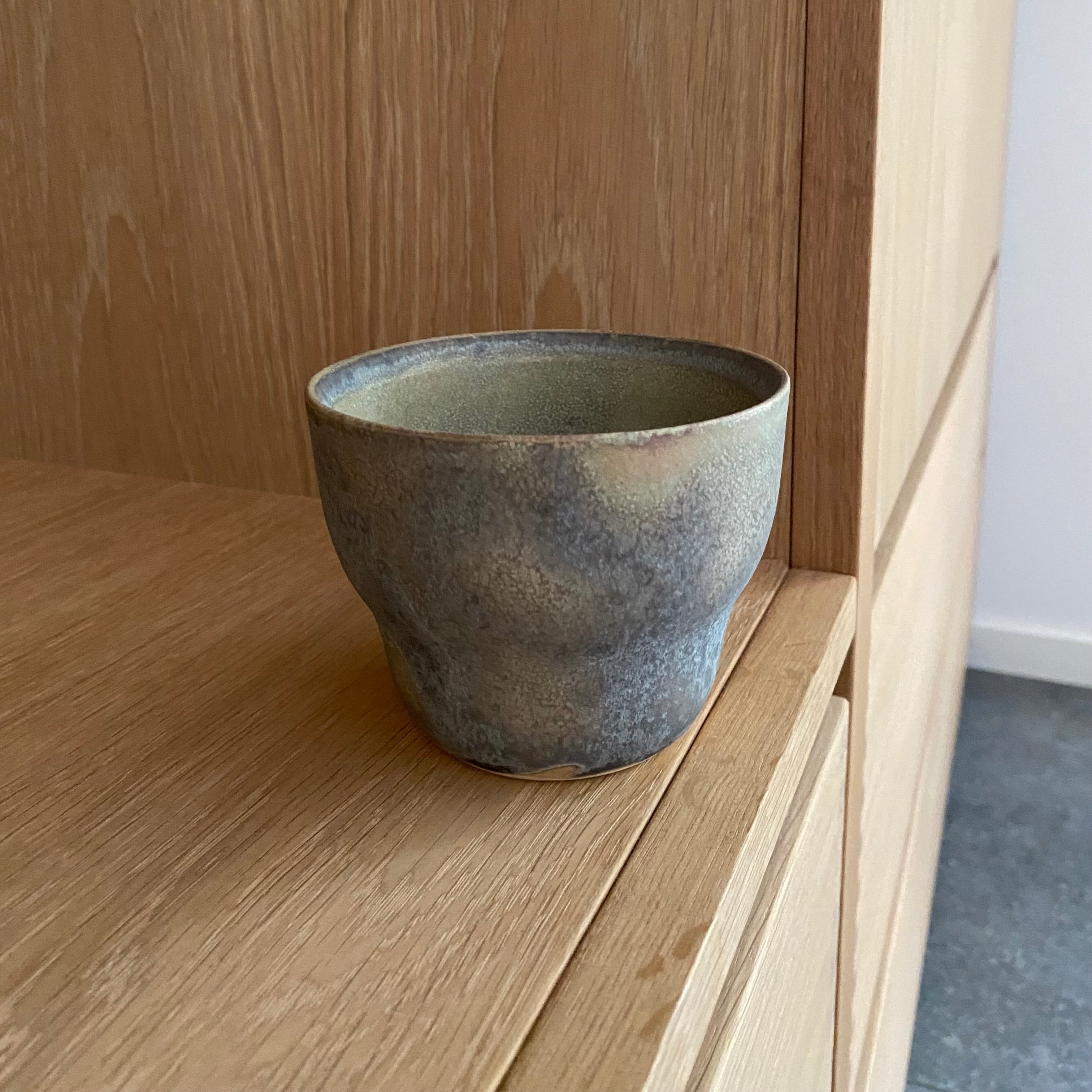 Lattekop i hånden – viser størrelse og struktur på Oh Oak-keramik