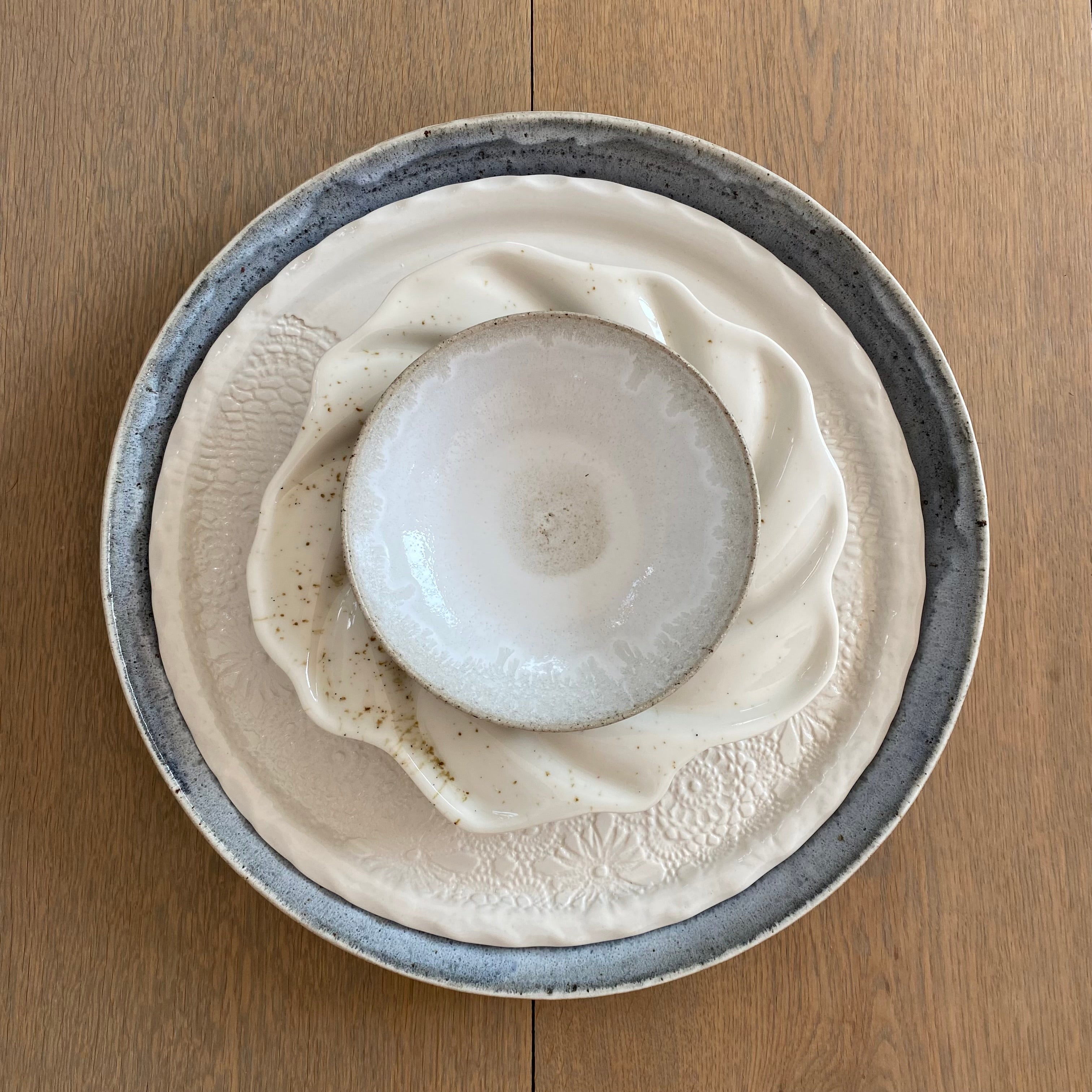 Lille håndlavet keramikskål i hvid og creme – perfekt til morgenmad