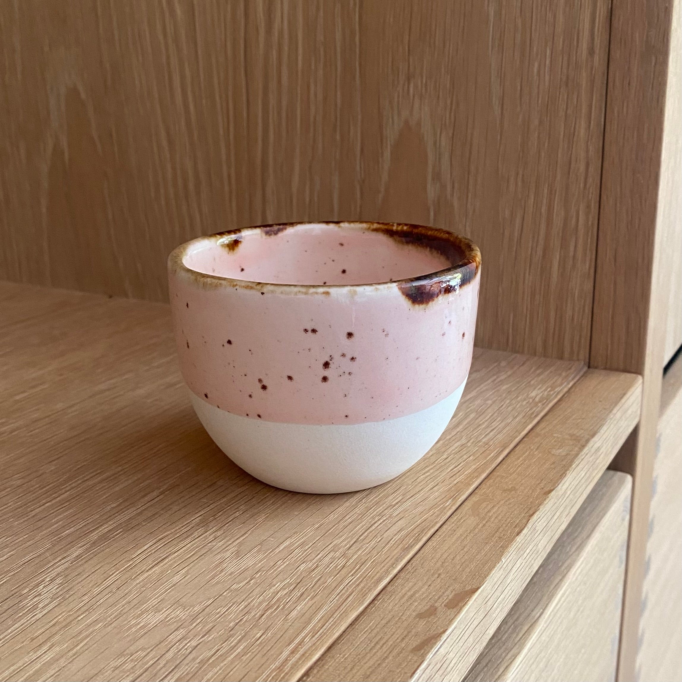 smuk kaffekrus i lyserod glasur