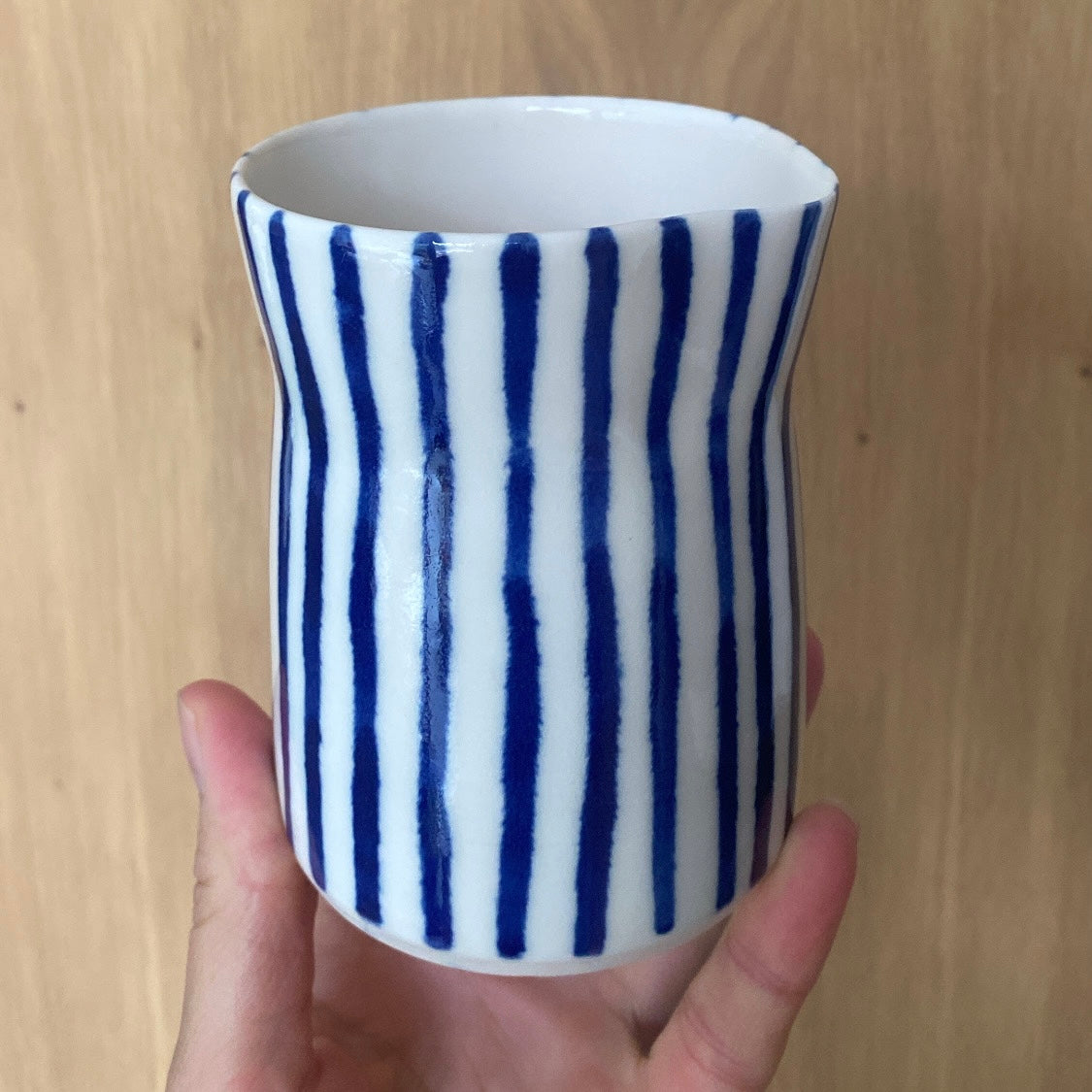 Hånddrejet porcelænskande med blå striber – lille vase i keramik