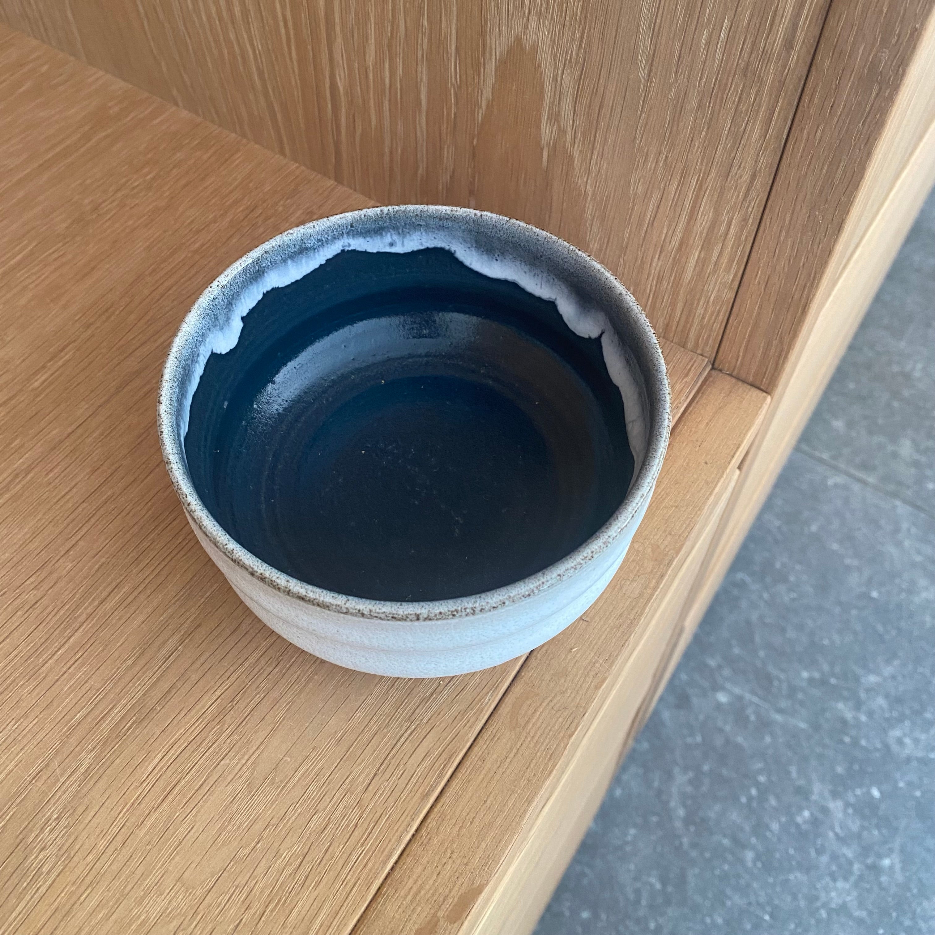 Unik mørkeblå matcha chawan fra Tasja P – hånddrejet keramik med sanselig glasur og smuk struktur.