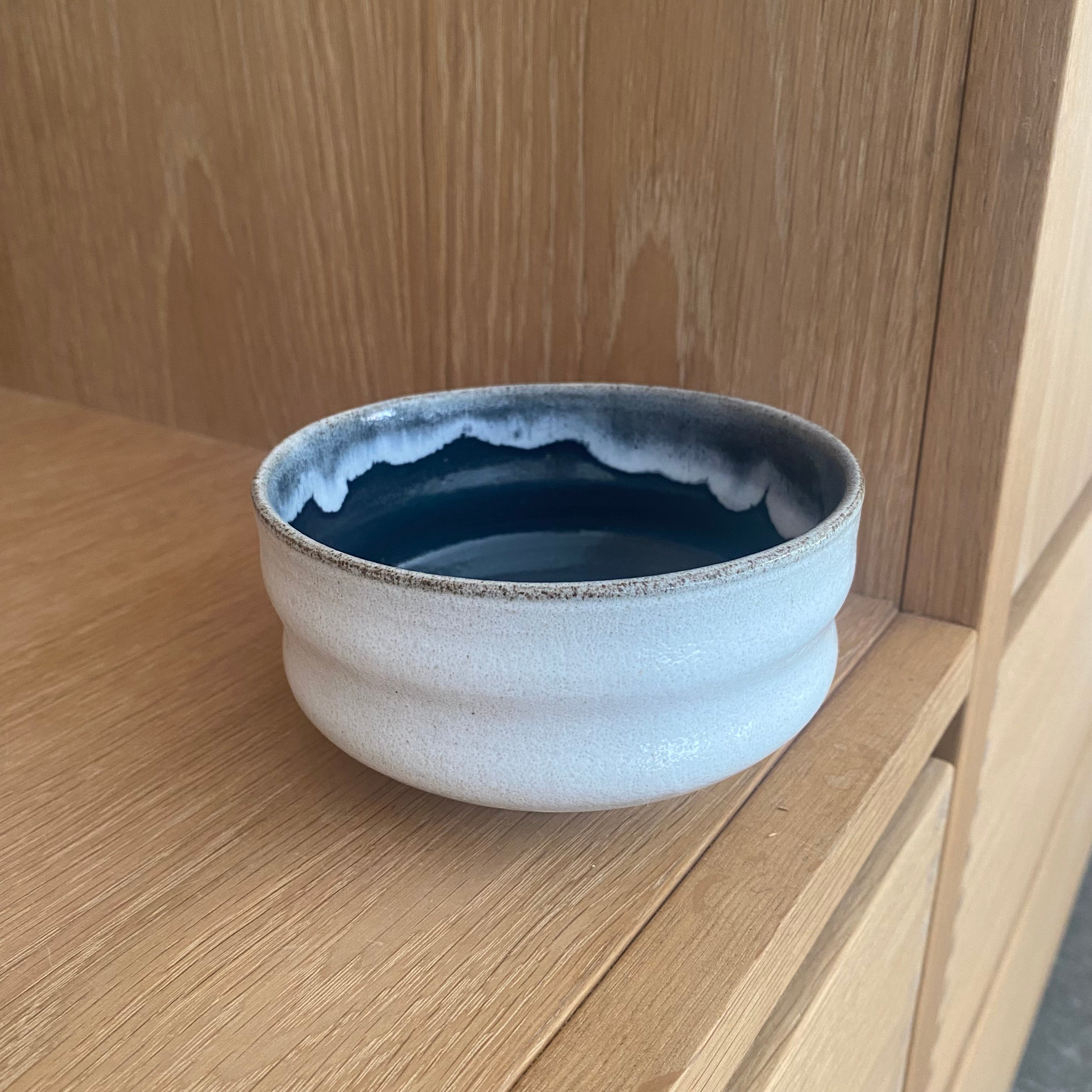 Håndlavet matcha kop af Tasja P i mørkeblå og off white keramik – elegant chawan i unika-design