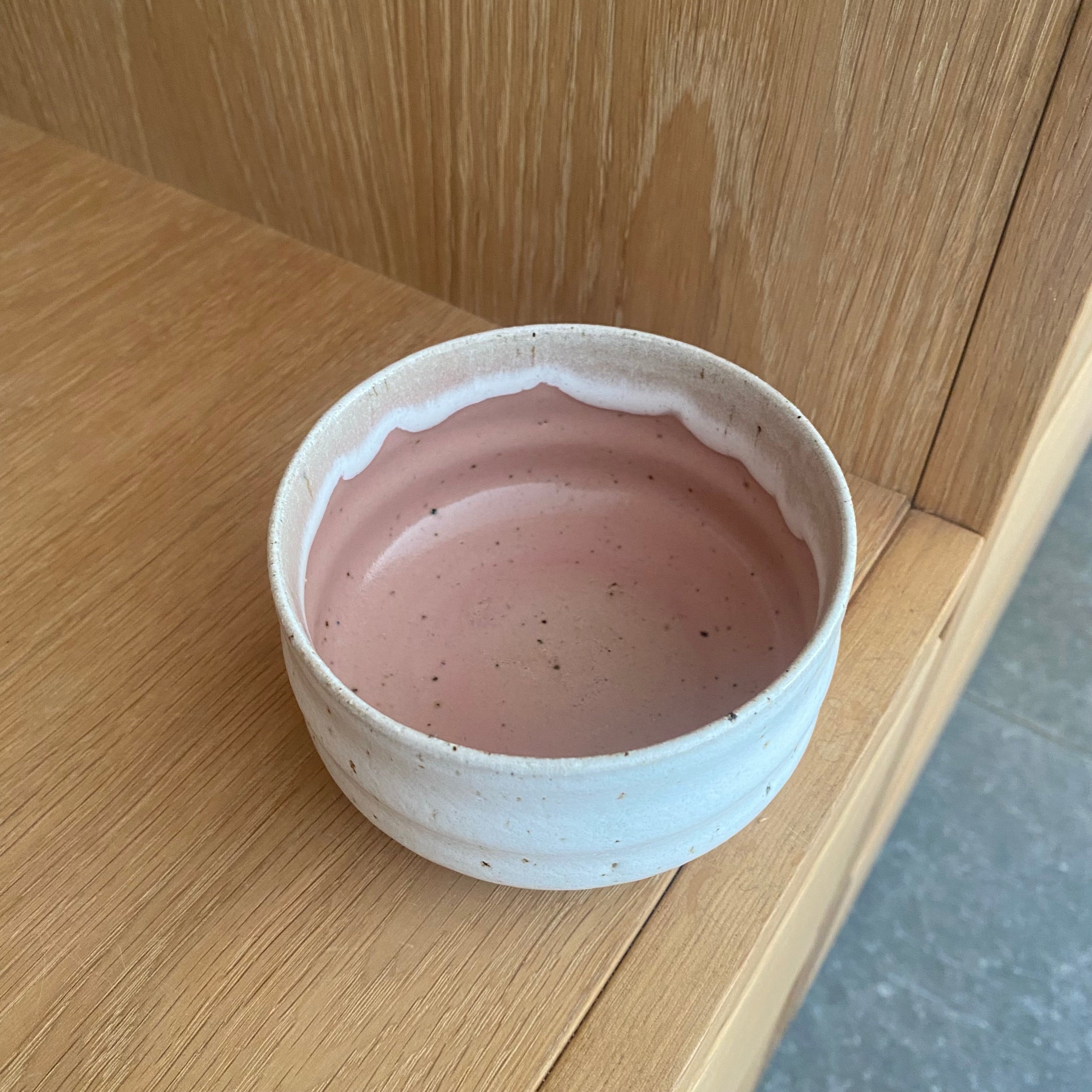 Håndlavet matcha kop i lyserød og off white keramik af Tasja P – unik chawan til matcha. Kop set oppefra