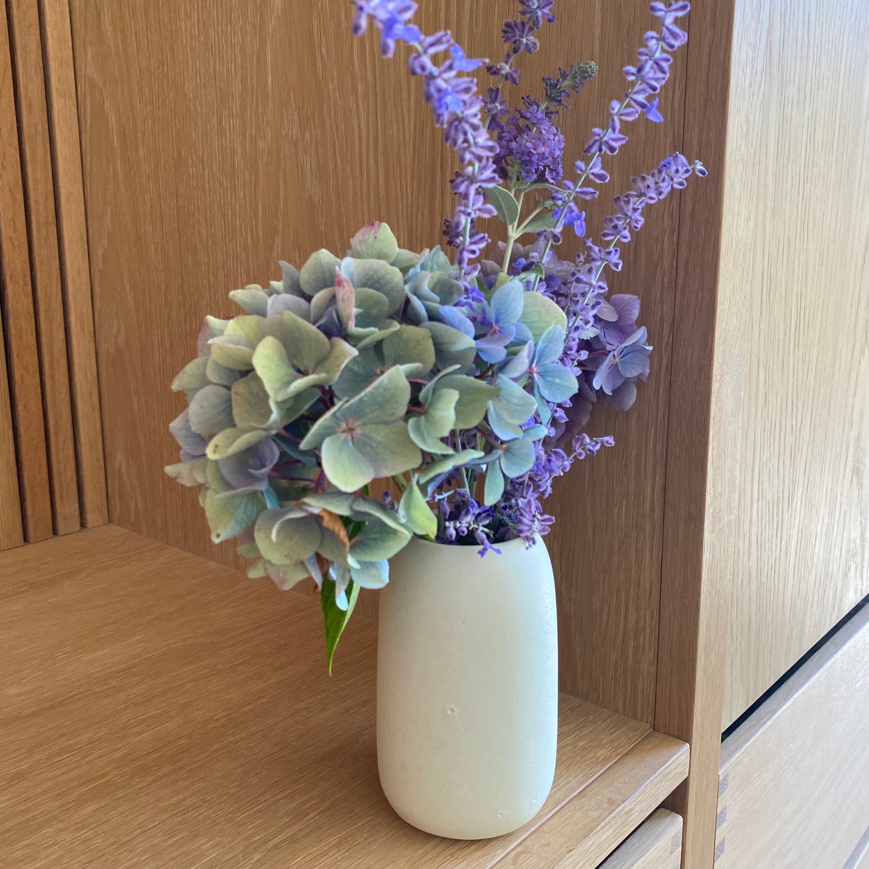 Keramikvase Mono Eggshell fra Oh Oak – slank vase i cremehvid med blomster