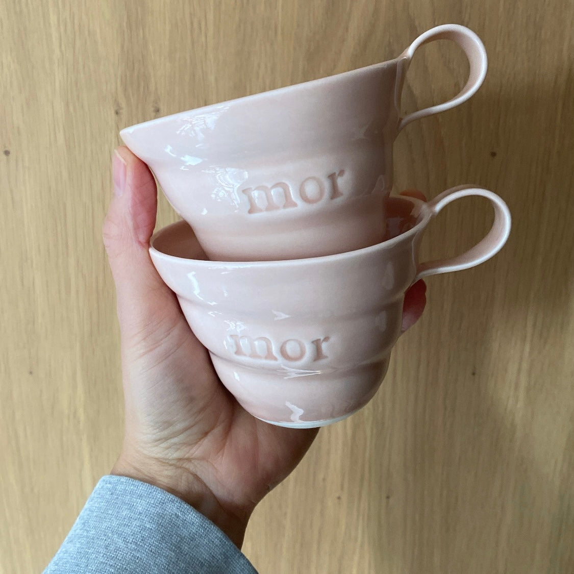 Mor kop i porcelæn med spiralriller og hank fra Rikke Mangelsen