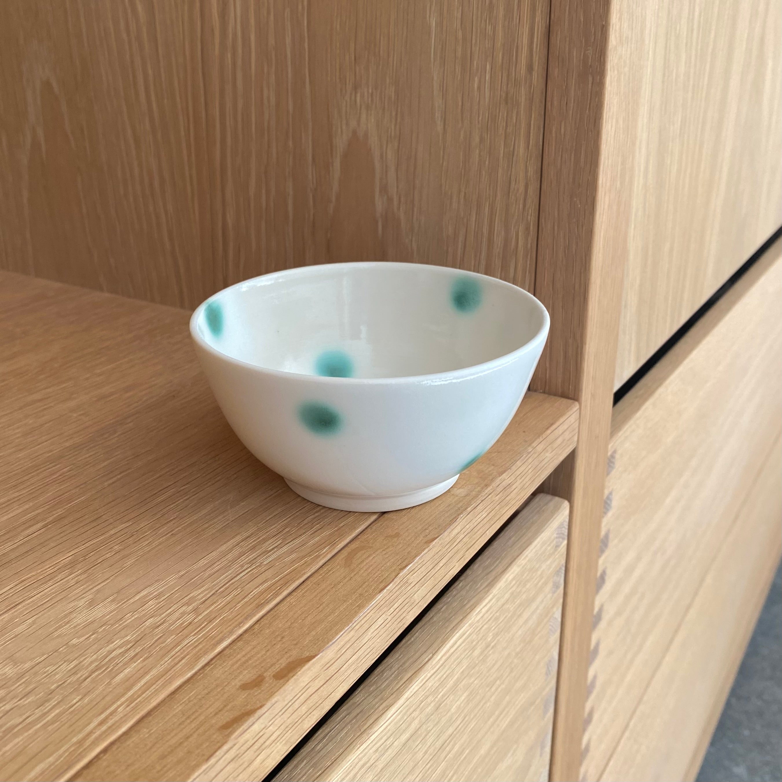 Hånddrejet morgenmadsskål i porcelæn med grønne store prikker