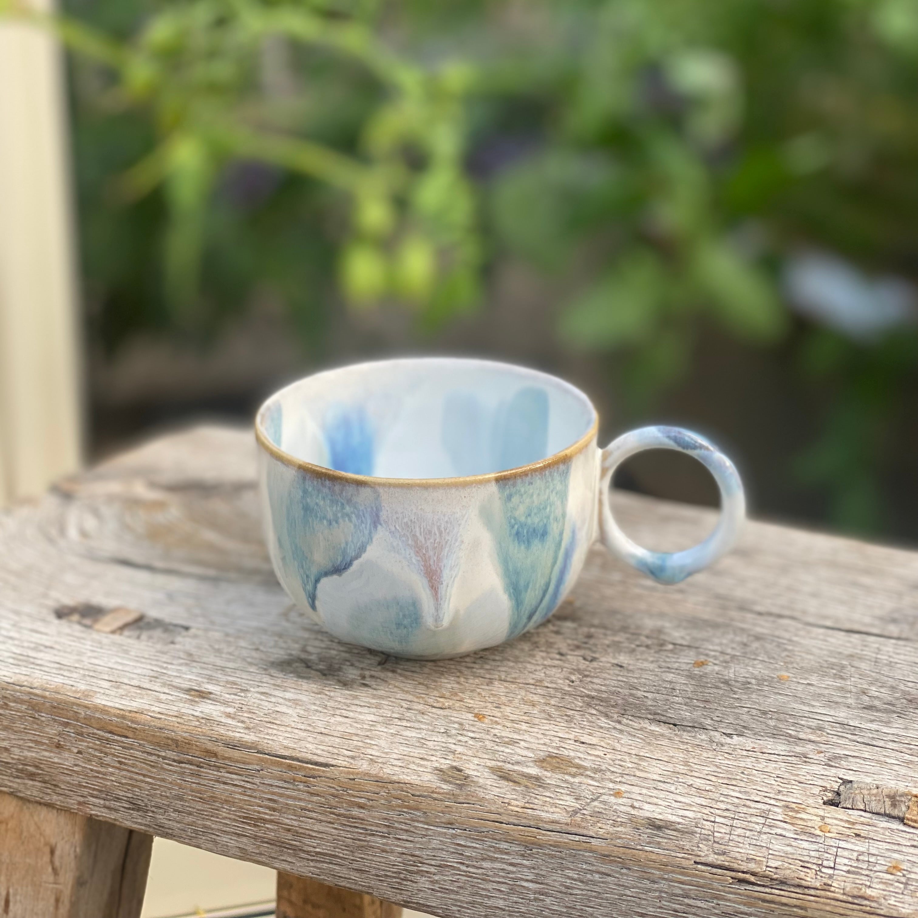 Håndlavet keramikkrus NAMI CLOUD med blå og hvide nuancer fra Marinski Heartmades
