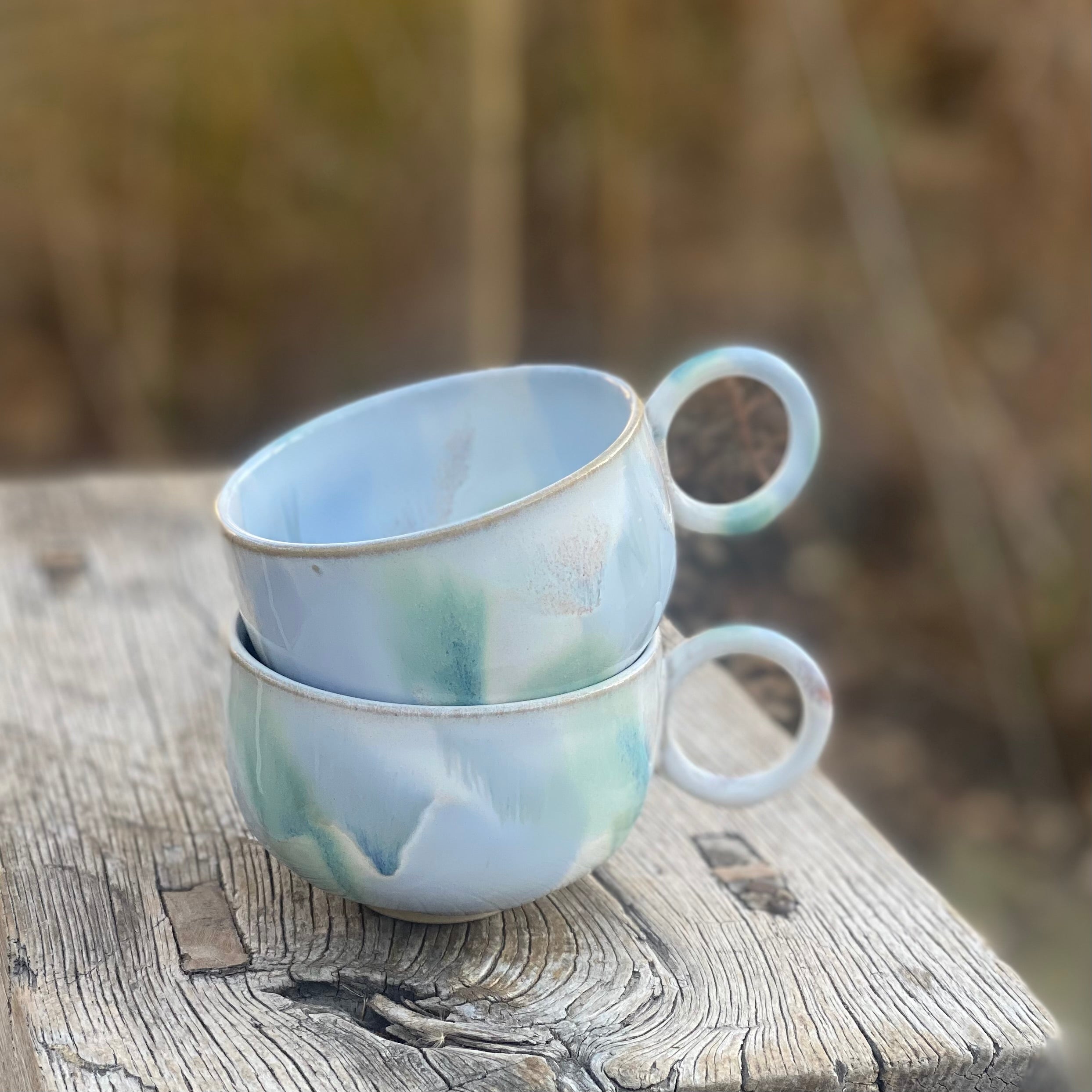 Håndlavet keramikkrus NAMI CLOUD med blå og hvide nuancer fra Marinski Heartmades