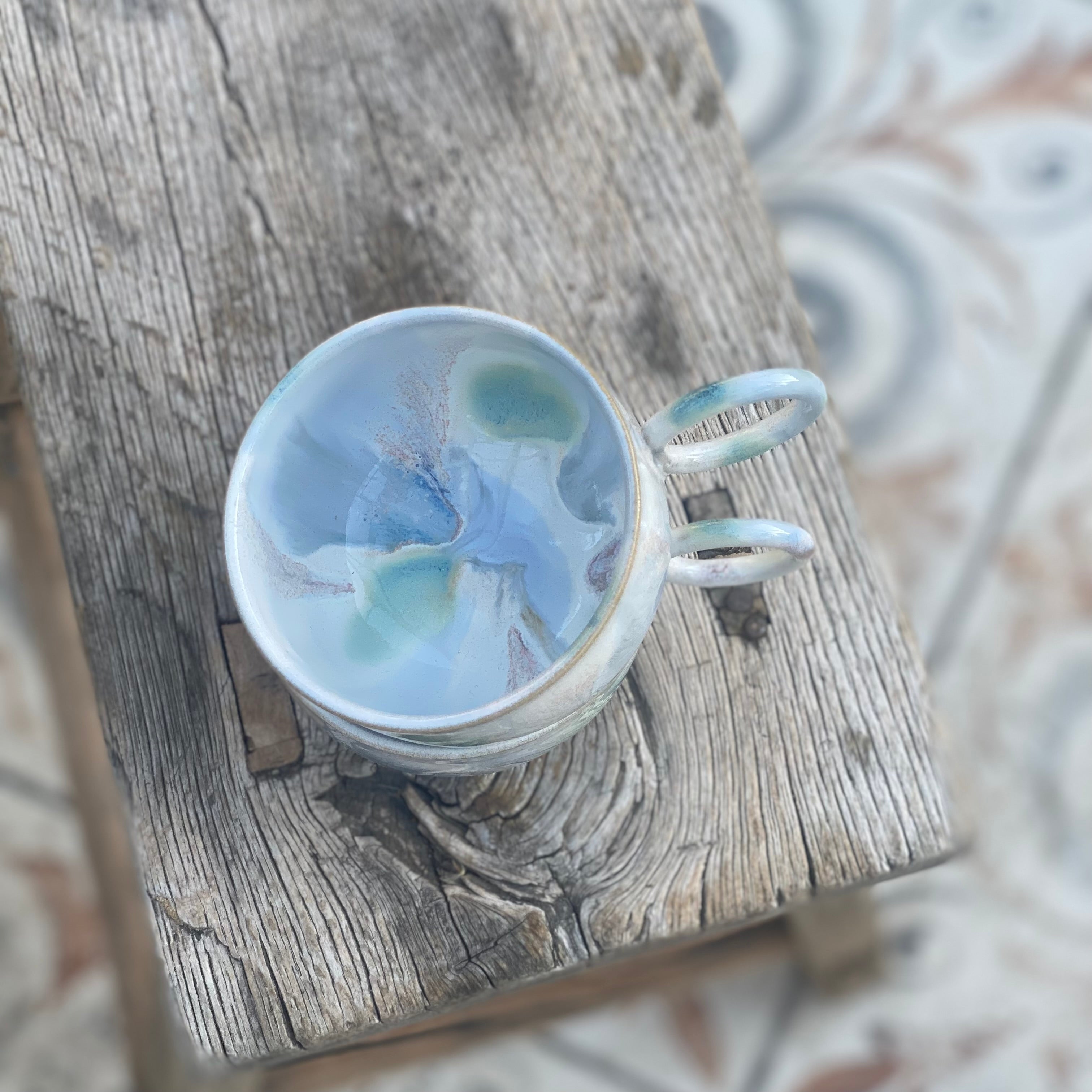 Keramikkop NAMI CLOUD set oppefra – smukke glasurnuancer i blå og hvid