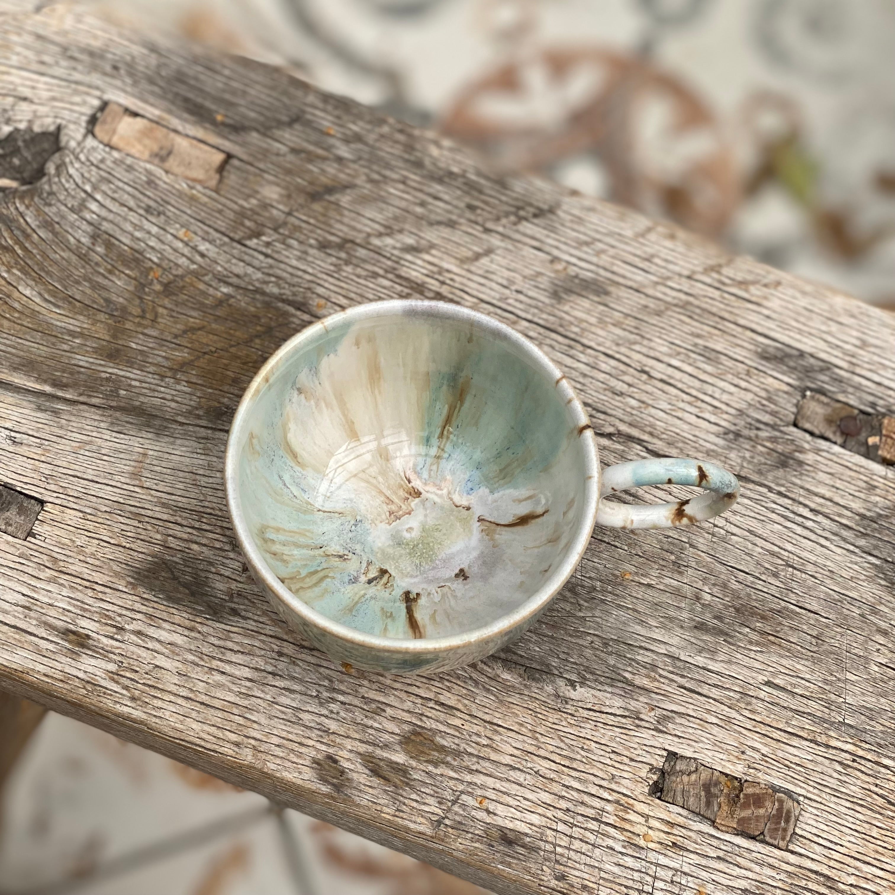 Keramikkop NAMI KIRI set oppefra – smukke glasurnuancer i blå, brun og hvid