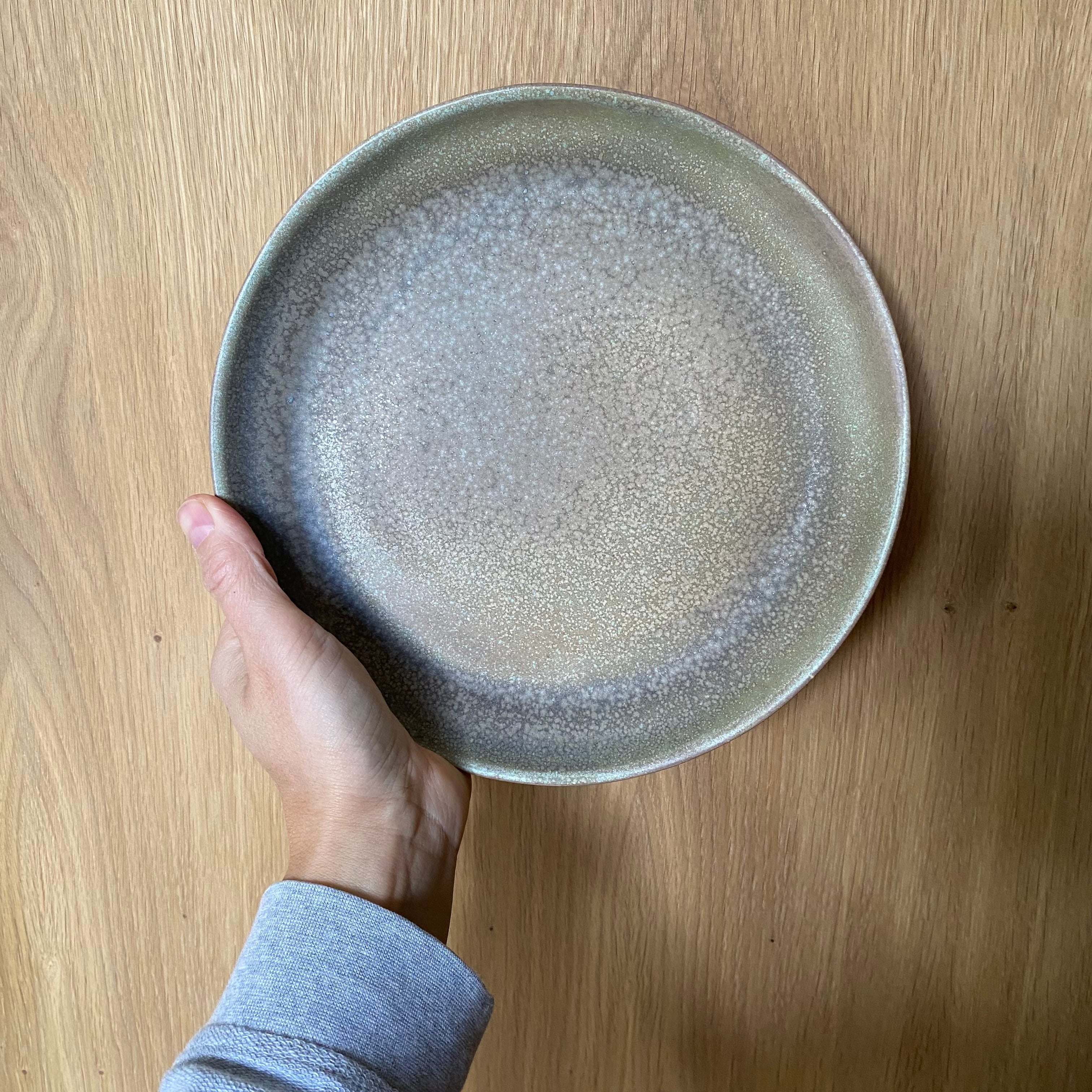 Håndlavet Nexø tallerken i granitglasur – Oh Oak keramik fra Bornholm