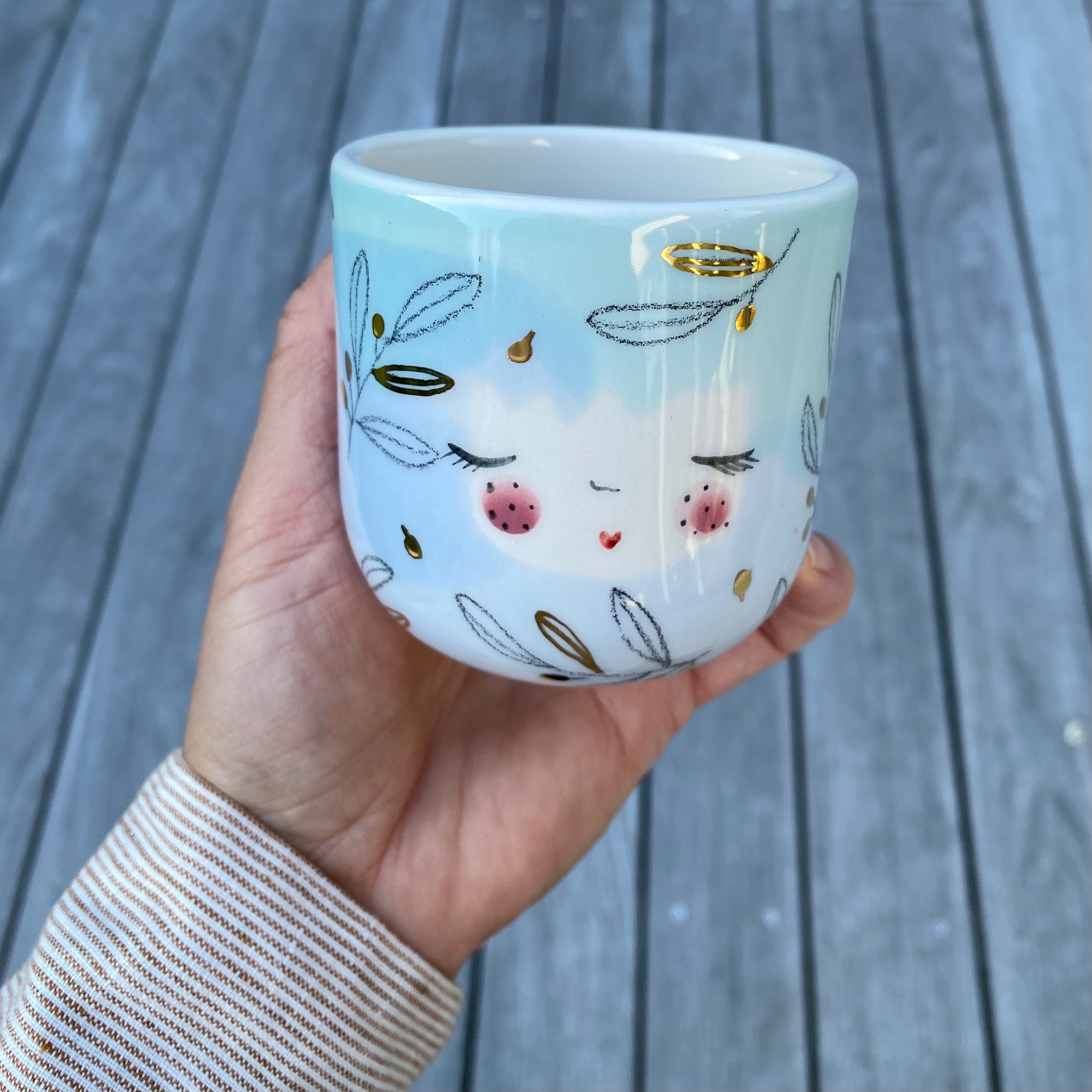 Cappuccinokop “Olives” holdt i hånden – håndlavet keramik med naturinspirerede detaljer