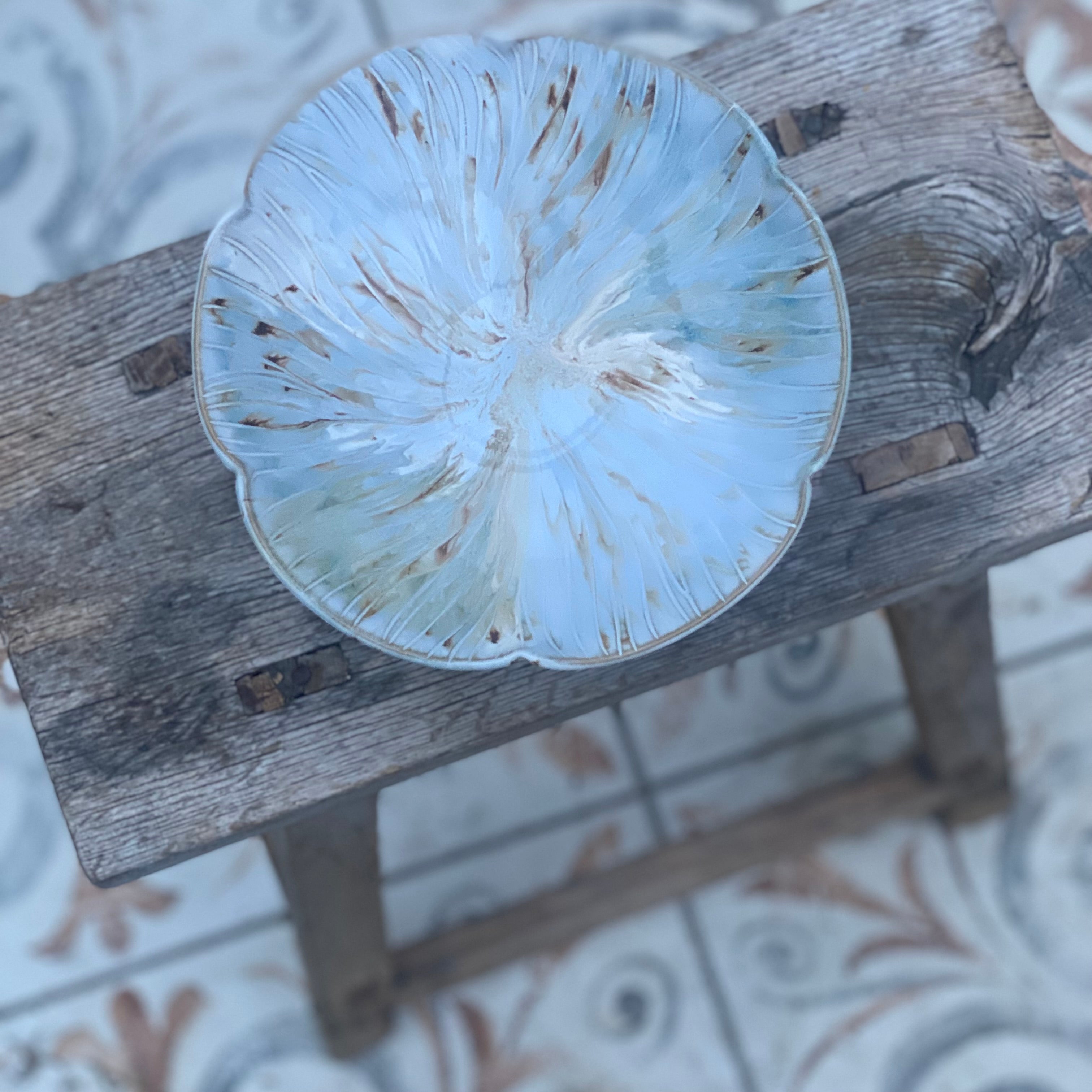 Håndlavet keramikopsats ‘Flower’ i blå, creme og brun – set oppefra