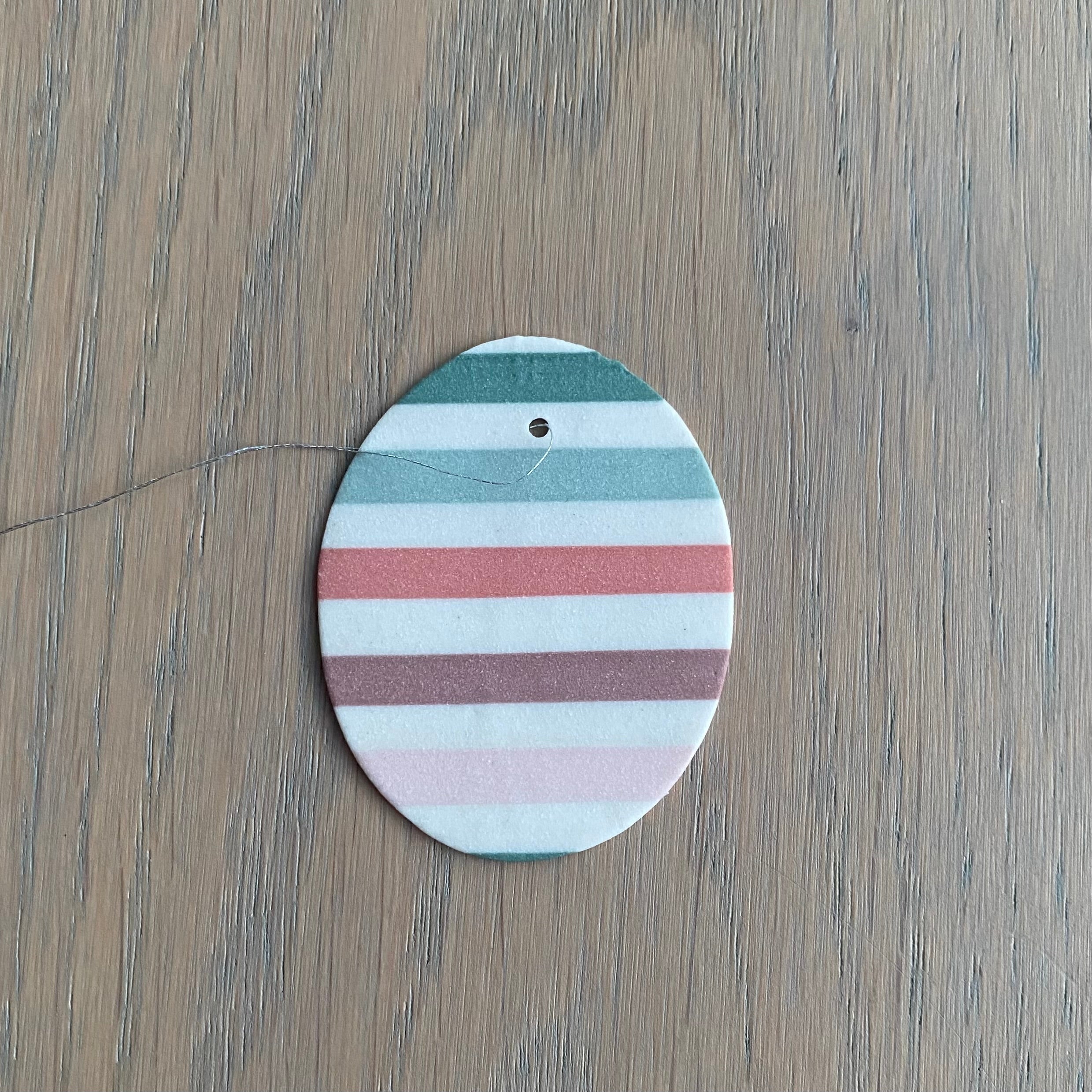 Håndlavet påskeæg i porcelæn med mørke pastelfarver til forårsgrene