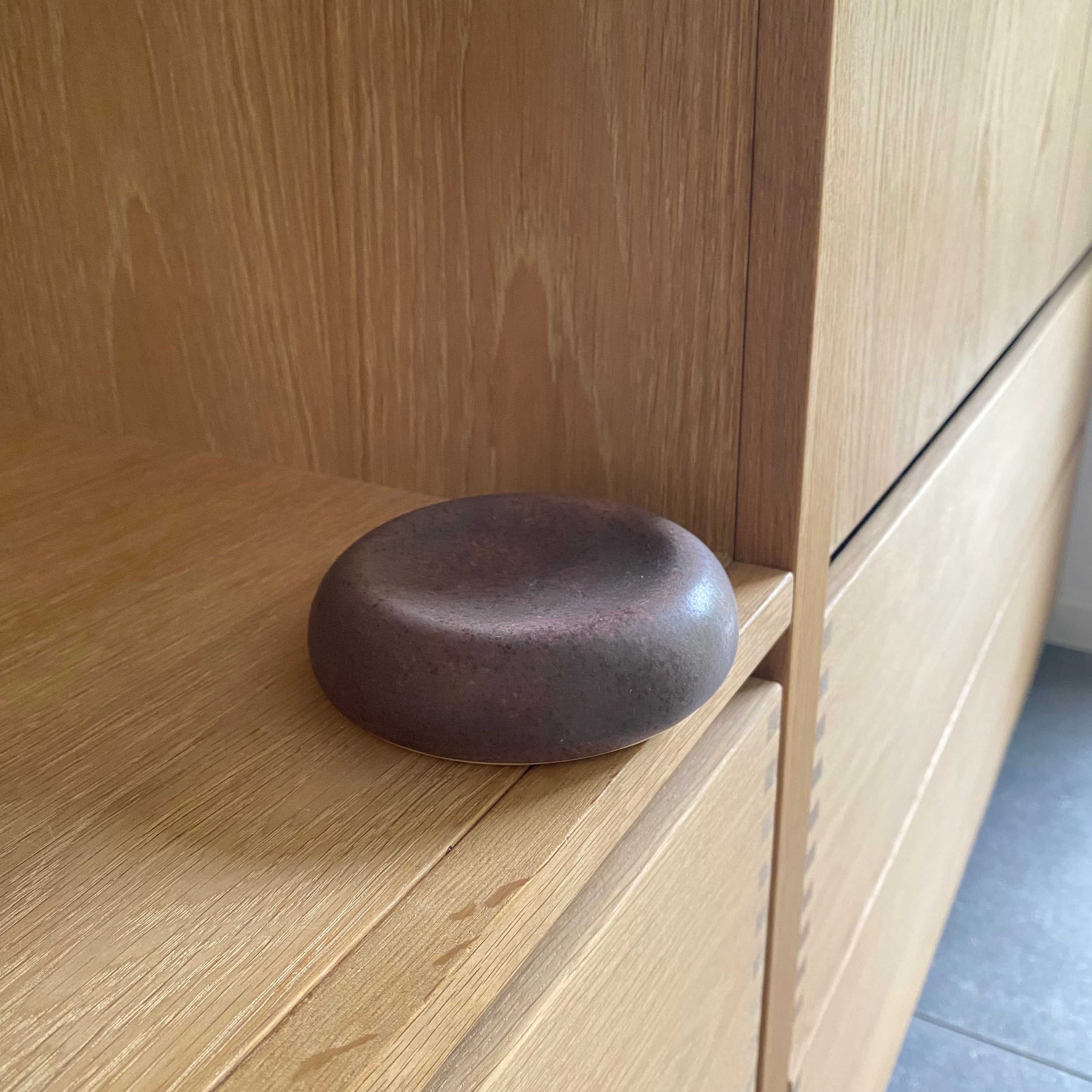 Lille keramikskål Pebble Dish i farven Umber – håndlavet af Oh Oak på Bornholm