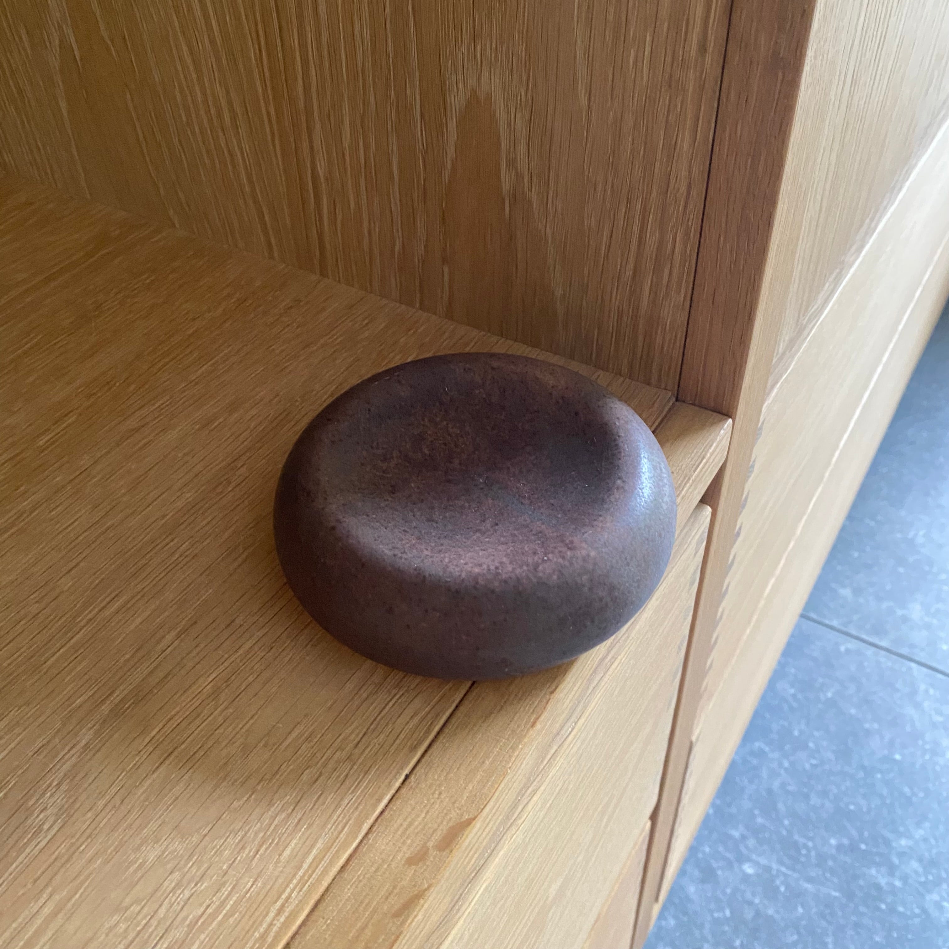 Oh Oak Pebble Dish Umber – smuk lille skål i brun glasur, set oppefra