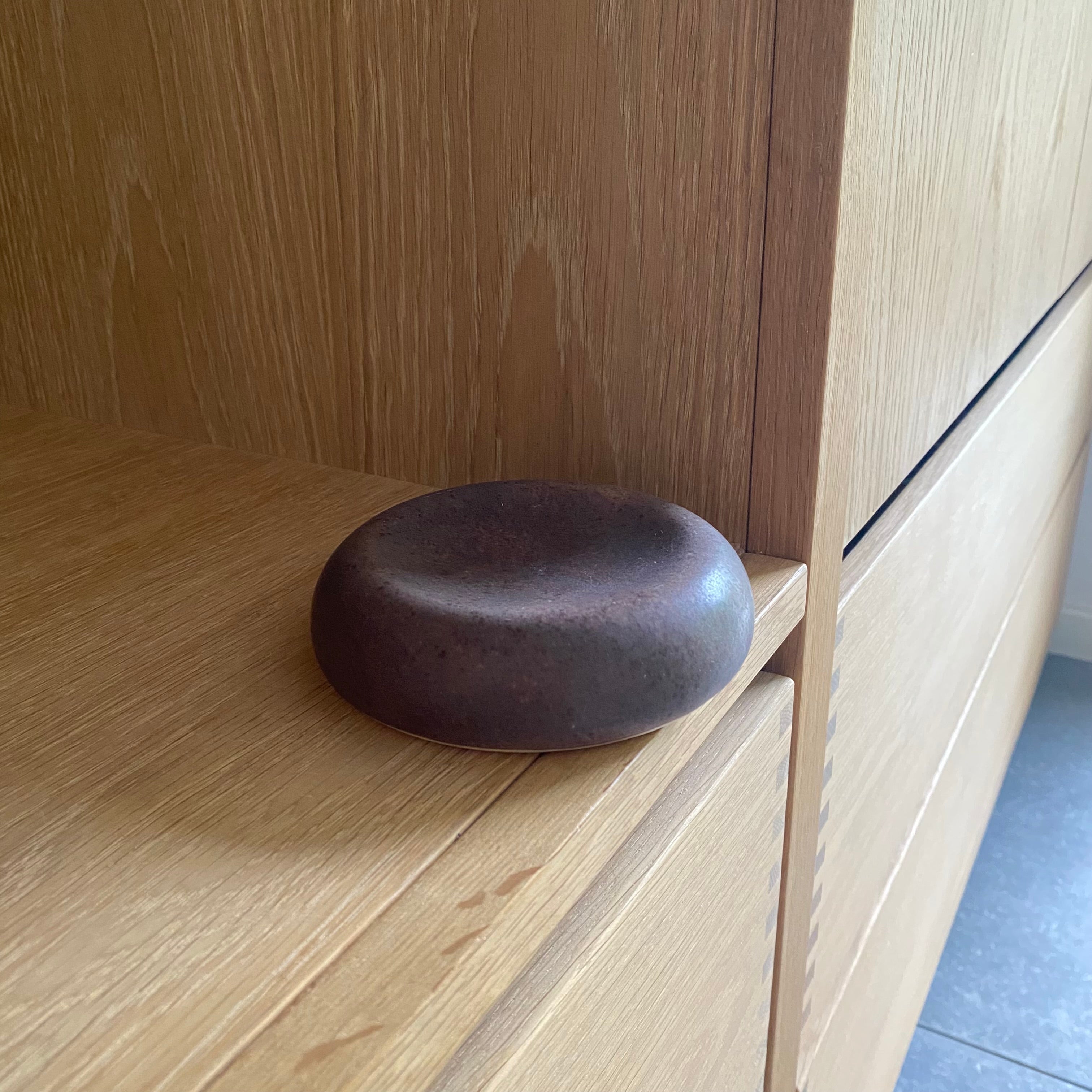 Detalje af keramikskålen Pebble Dish – håndlavet bornholmsk keramik