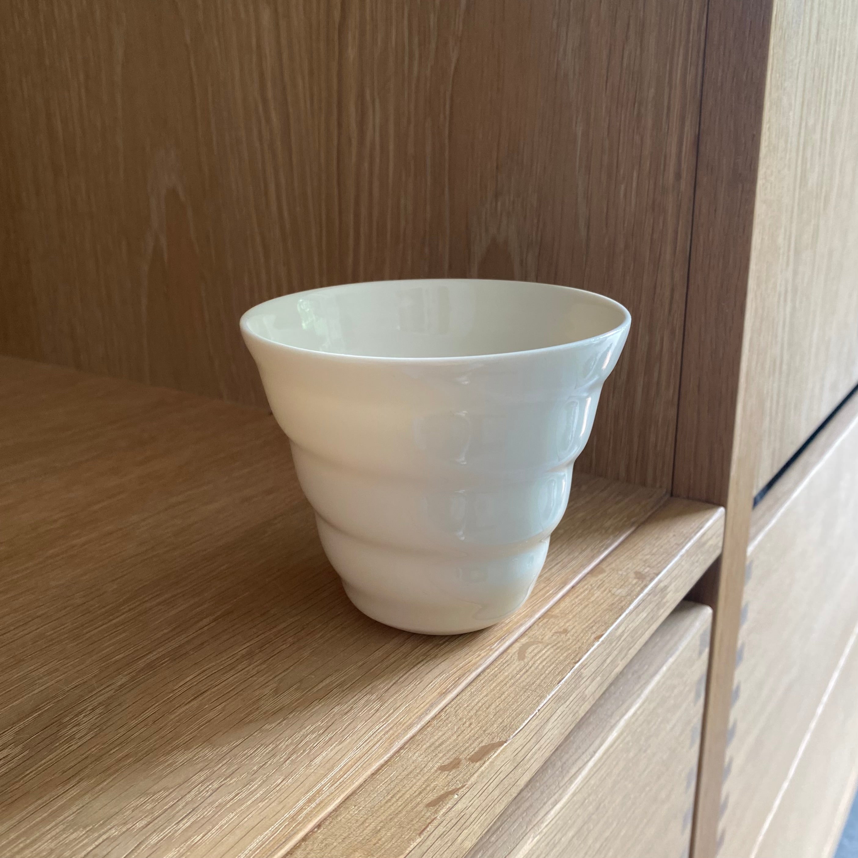 Hånddrejet hvid porcelæn latte spiralkop fra Rikke Mangelsen – dansk keramik hos unika:k