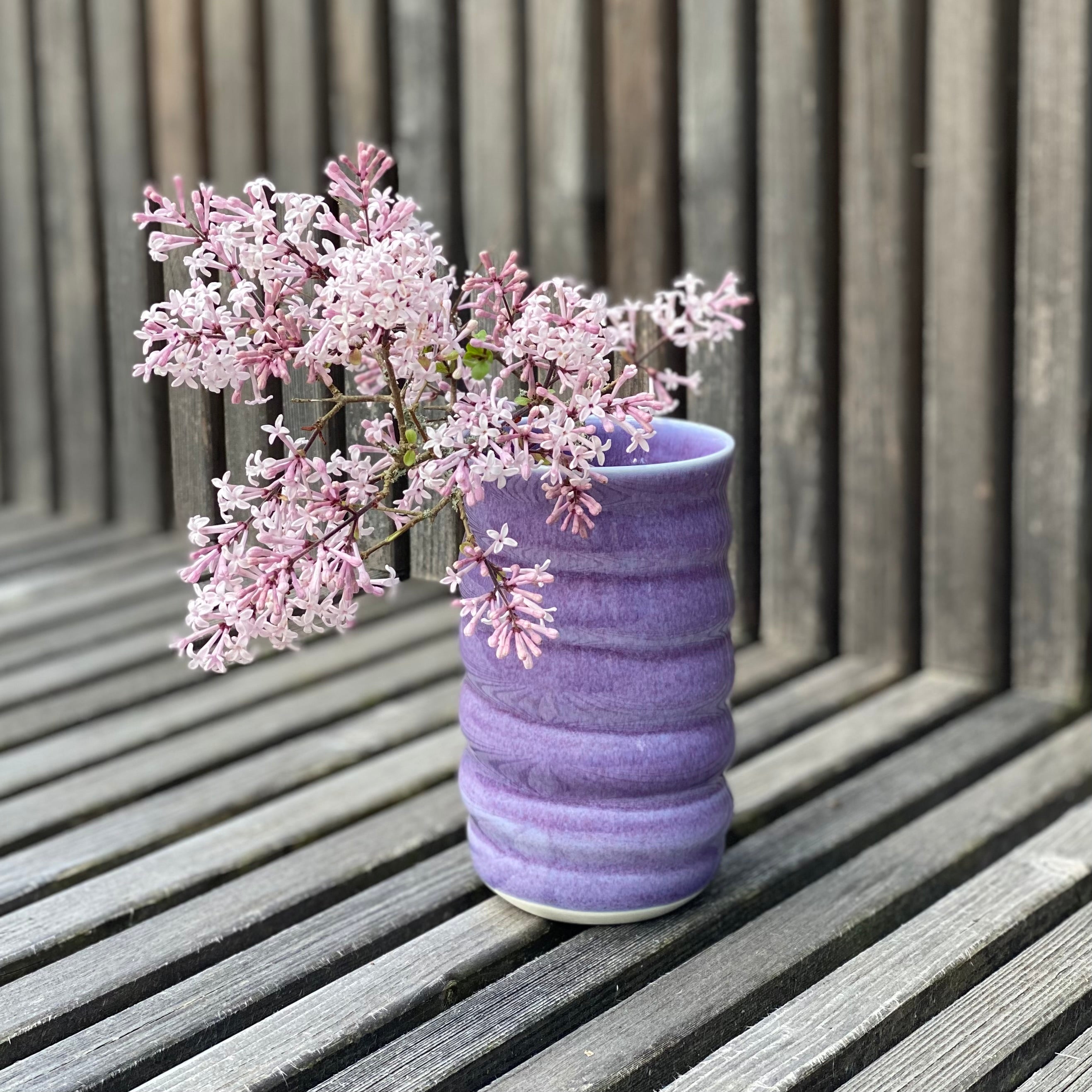 Håndlavet blåviol spiralvase med blomster – dansk keramik designet af Rikke Mangelsen